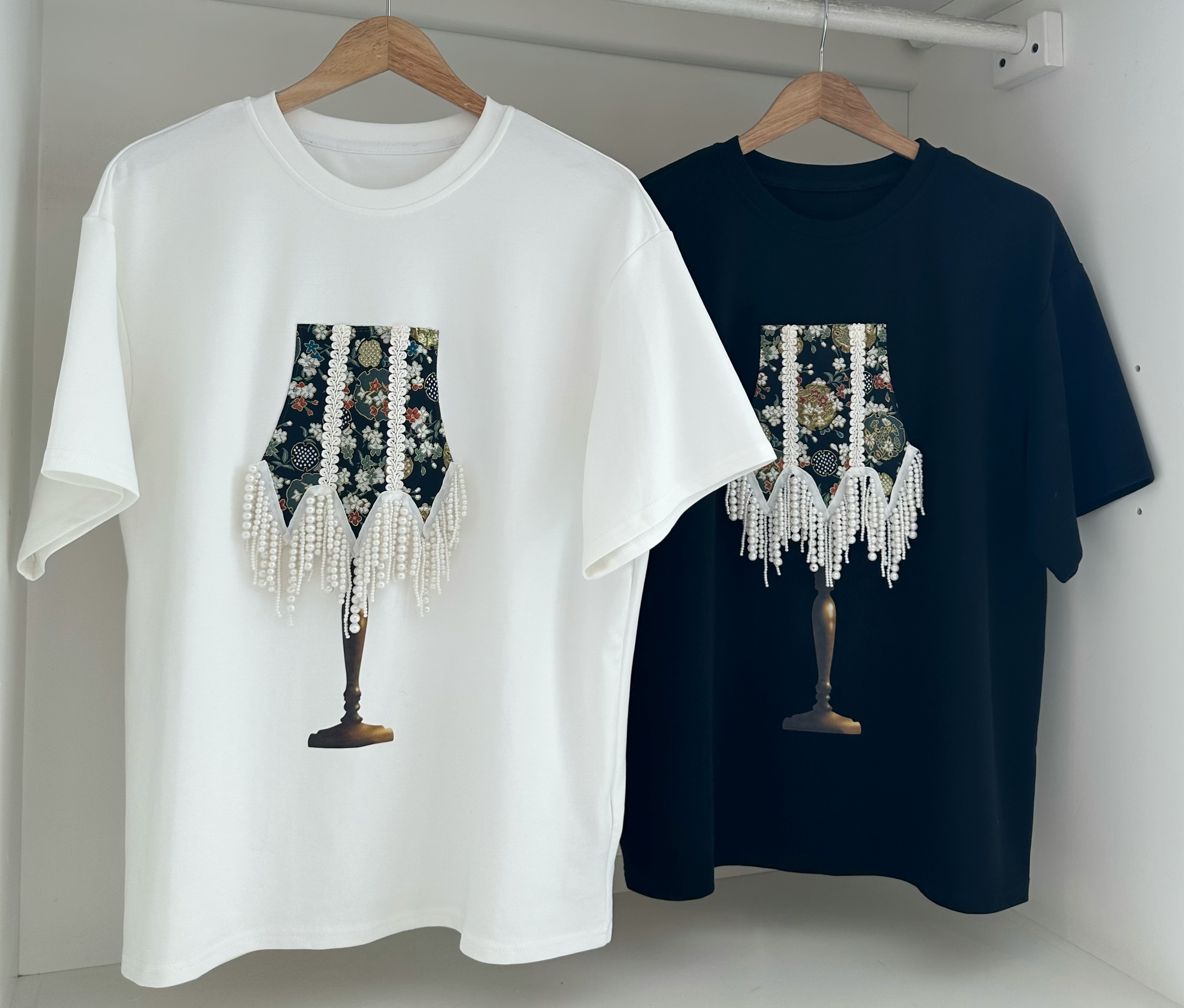 SHORT SLEEVE 3D PEARL DETAILED LAMP LONG TEE