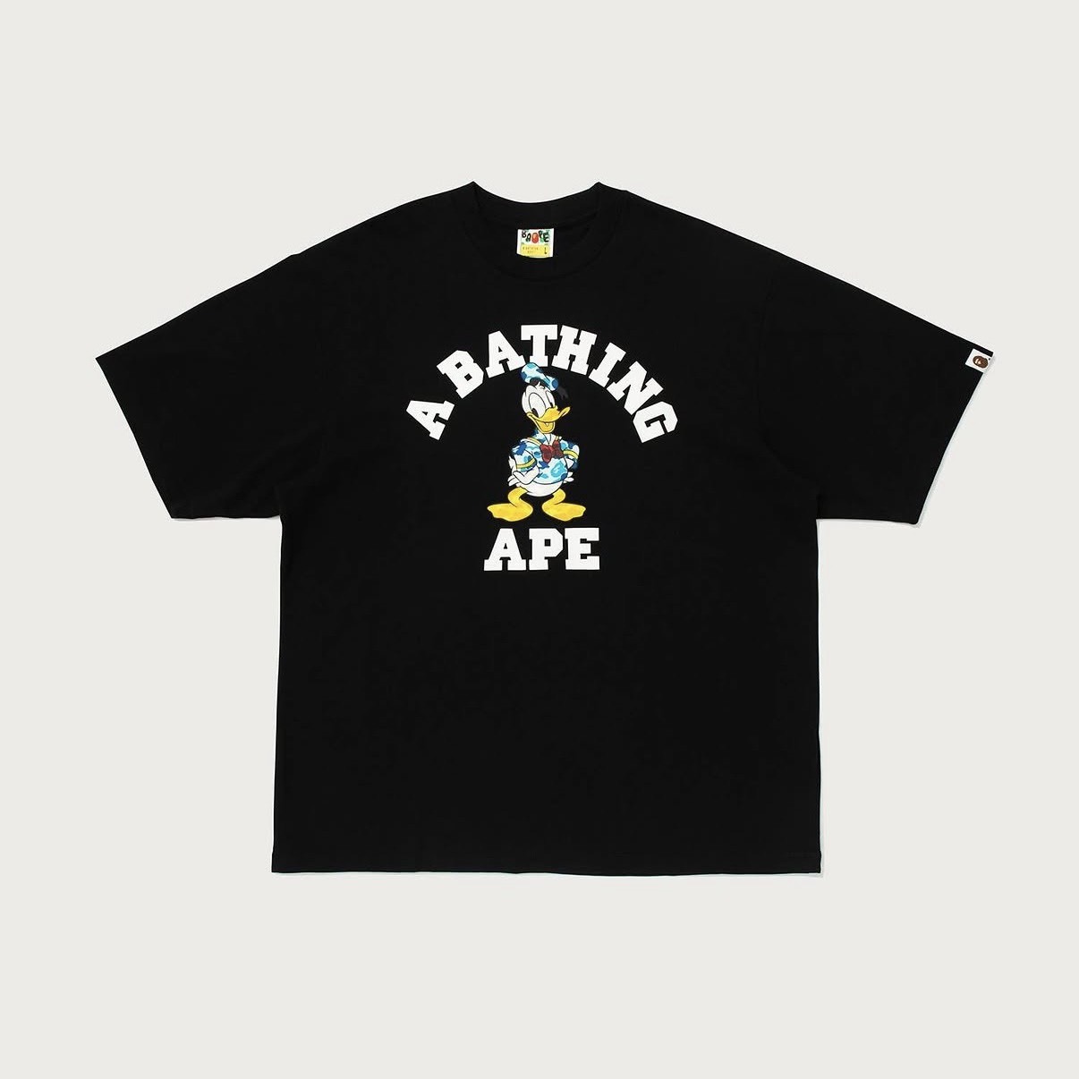 -(B4b05)-A BATHING APE BAPE X DISNEY DONALD DUCK COLLEGE RELAXED FIT TEE 迪士尼聯名款 唐老鴨 寬鬆版 男款 短Ｔ 黑色/白色/深藍-1M23110931