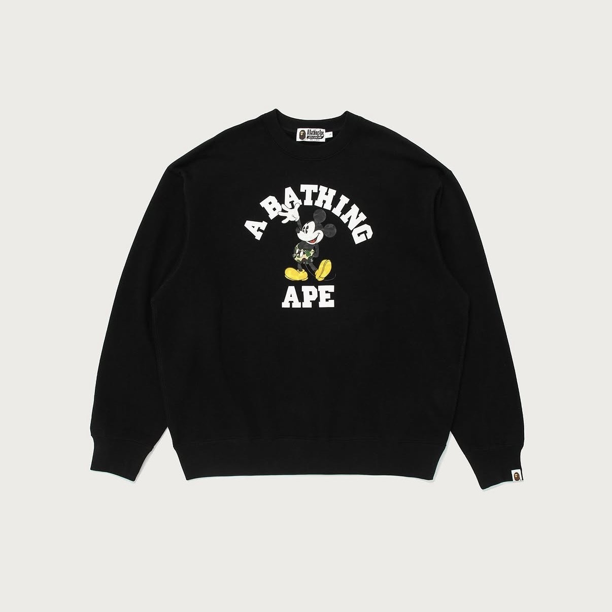 -(B2c04)-A BATHING APE BAPE X DISNEY MICKEY MOUSE COLLEGE RELAXED FIT CREWNECK 迪士尼聯名款 米奇 寬鬆版 男款 大學Ｔ 衛衣 黑色/灰色/紅色-1M73113901