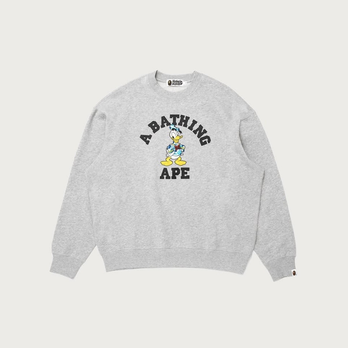 -(B2c04)-A BATHING APE BAPE X DISNEY DONALD DUCK COLLEGE RELAXED FIT  CREWNECK 迪士尼聯名款 唐老鴨 寬鬆版 男款 大學Ｔ 衛衣 黑色/灰色-1M73113902