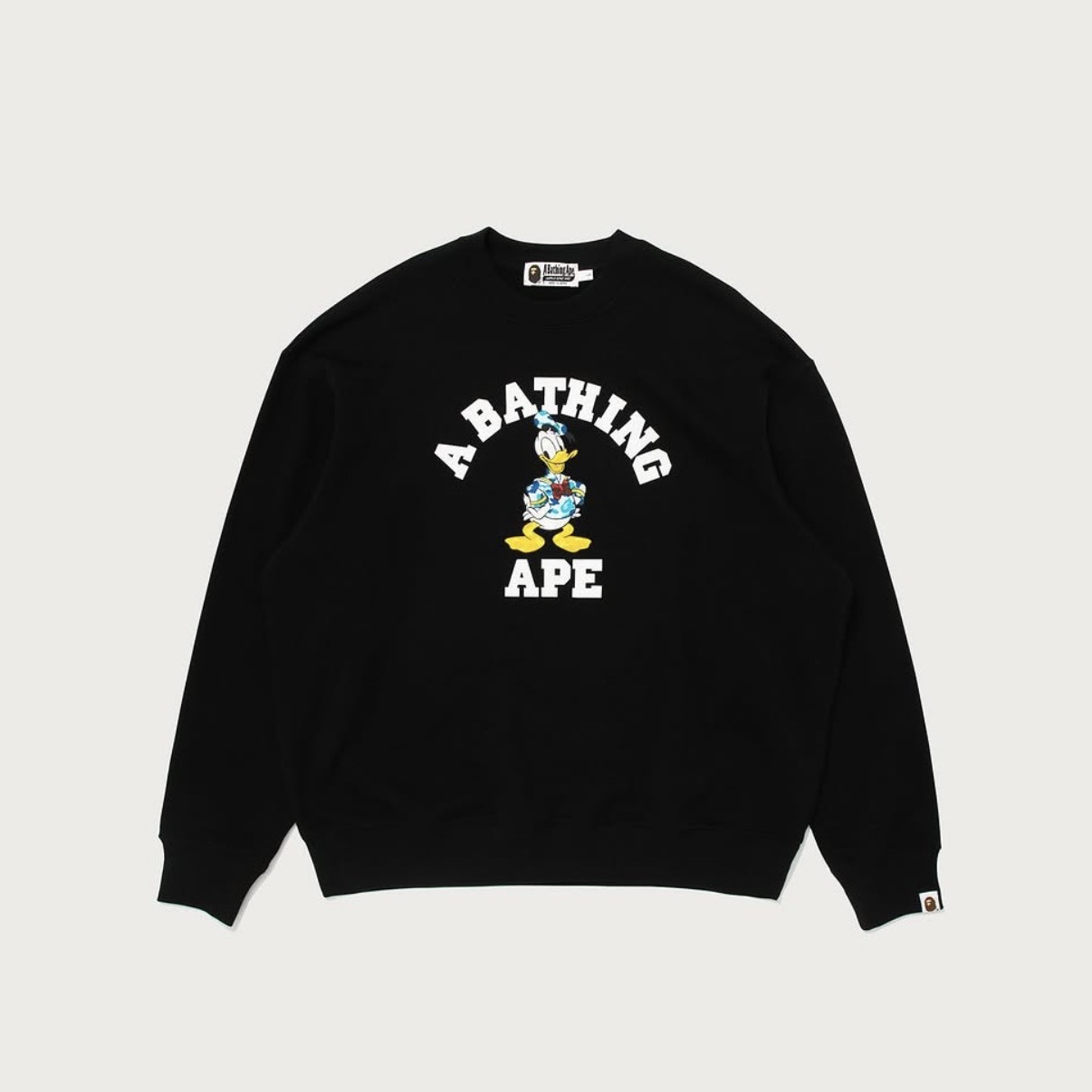 -(B2c04)-A BATHING APE BAPE X DISNEY DONALD DUCK COLLEGE RELAXED FIT  CREWNECK 迪士尼聯名款 唐老鴨 寬鬆版 男款 大學Ｔ 衛衣 黑色/灰色-1M73113902