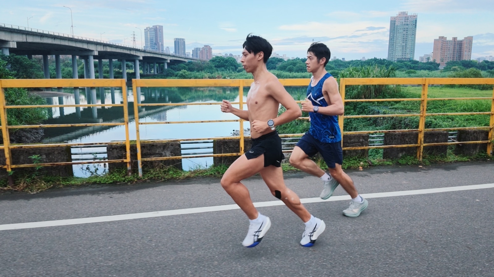 跑者肌地教練團在福和橋河濱進行馬拉松團練