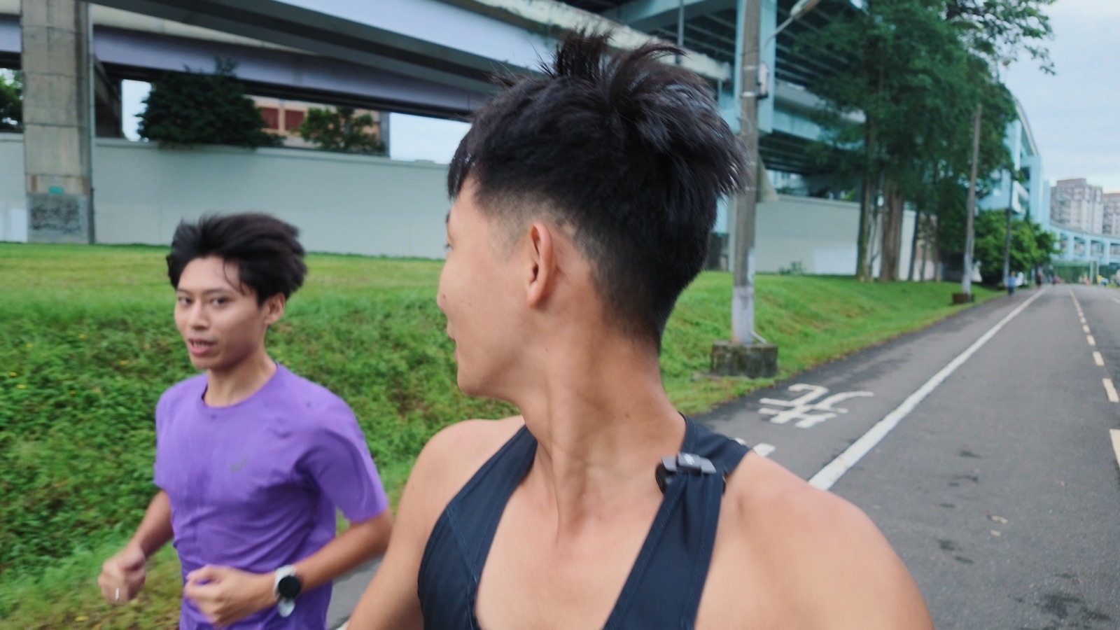 小偉教練與老鄧教練在團練中並肩交流狀態