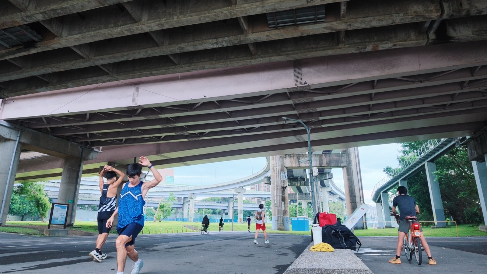 跑者肌地教練與跑友在福和橋進行動態暖身