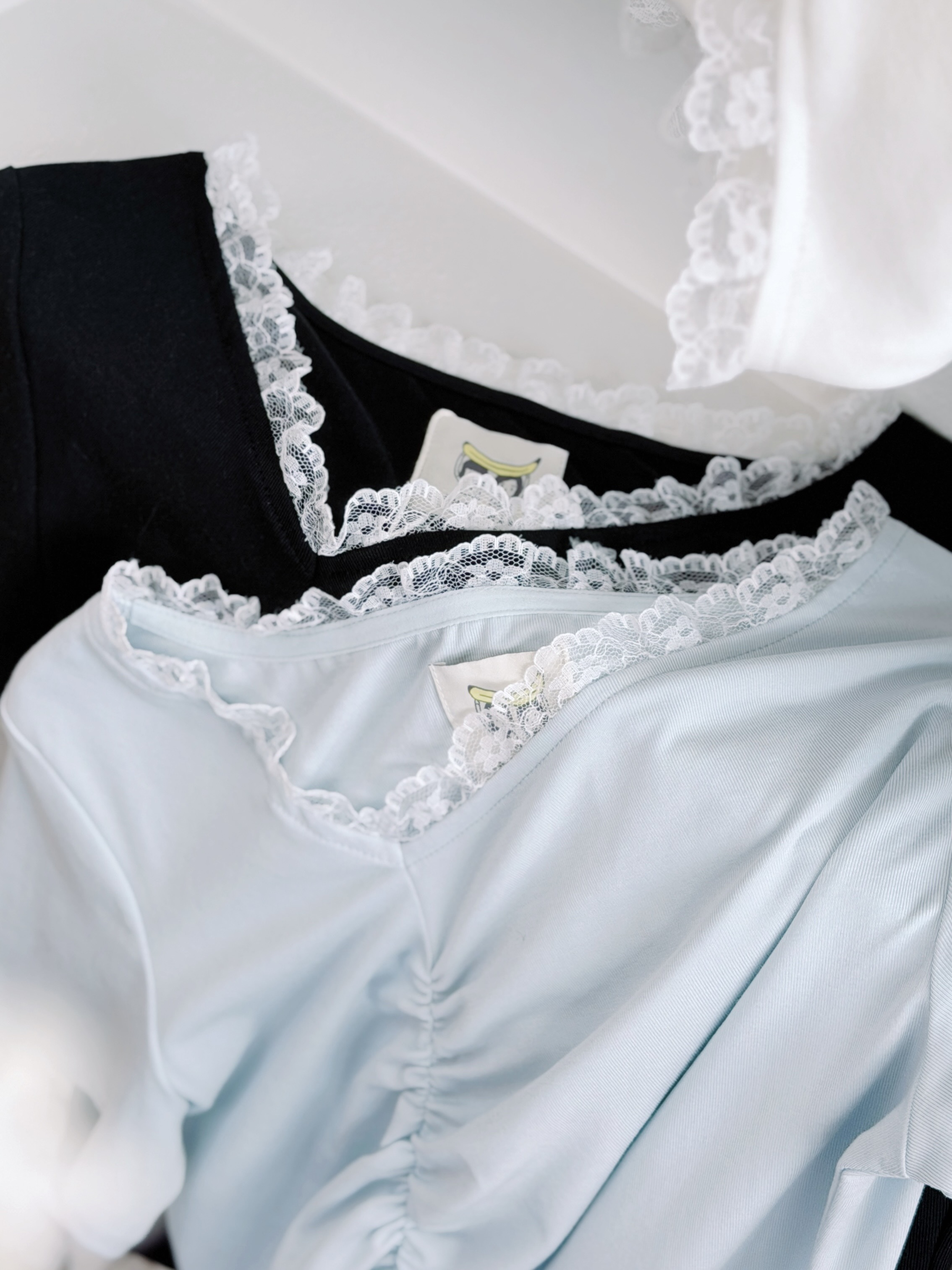 三色 / 蕾絲抓褶萊賽爾短袖上衣 / Lace-Trim Lyocell Ruched Top