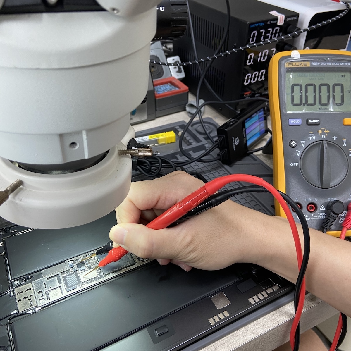 量測主機板電阻值異常