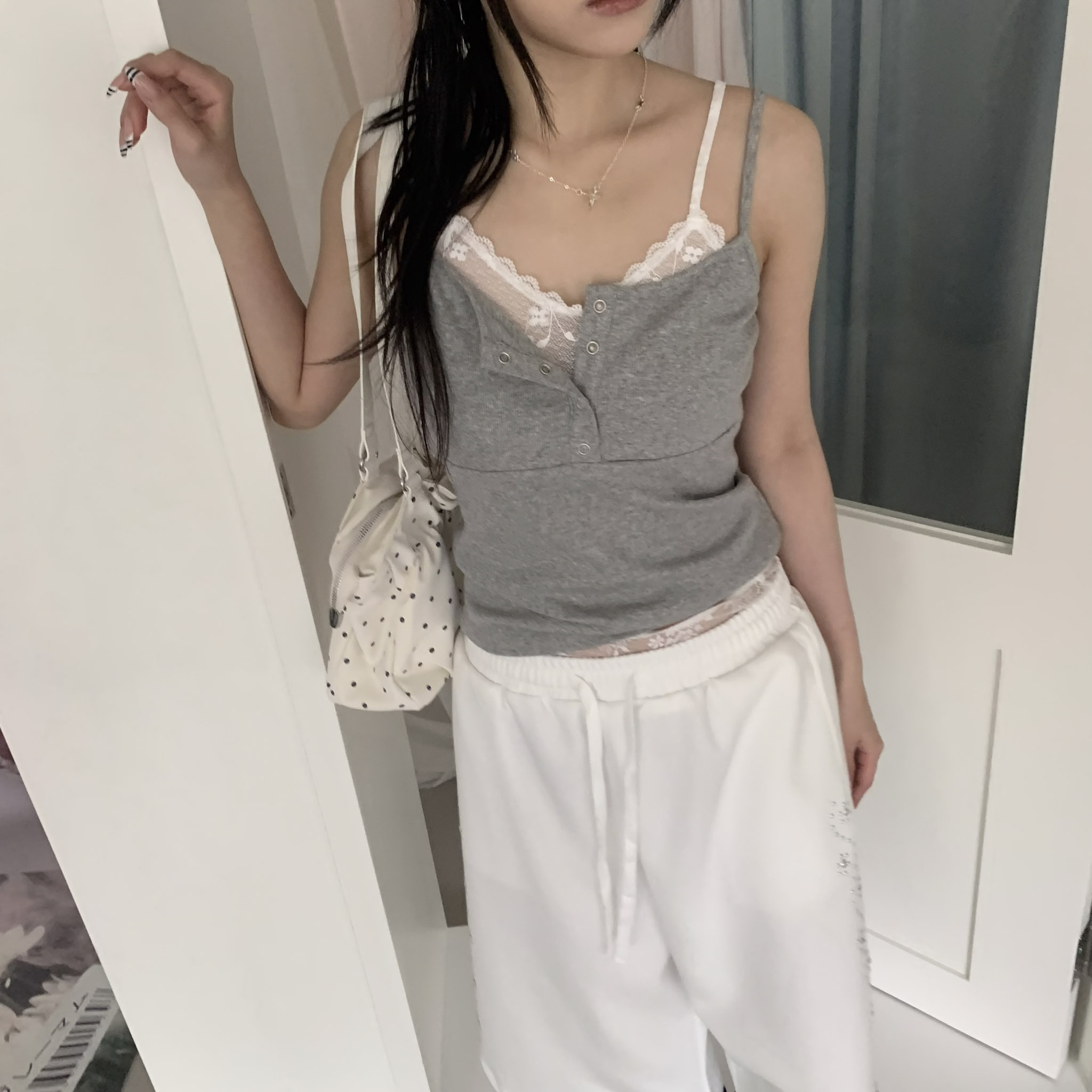 ISA_疊穿一件搞定! 蕾絲拼接排釦背心_67013