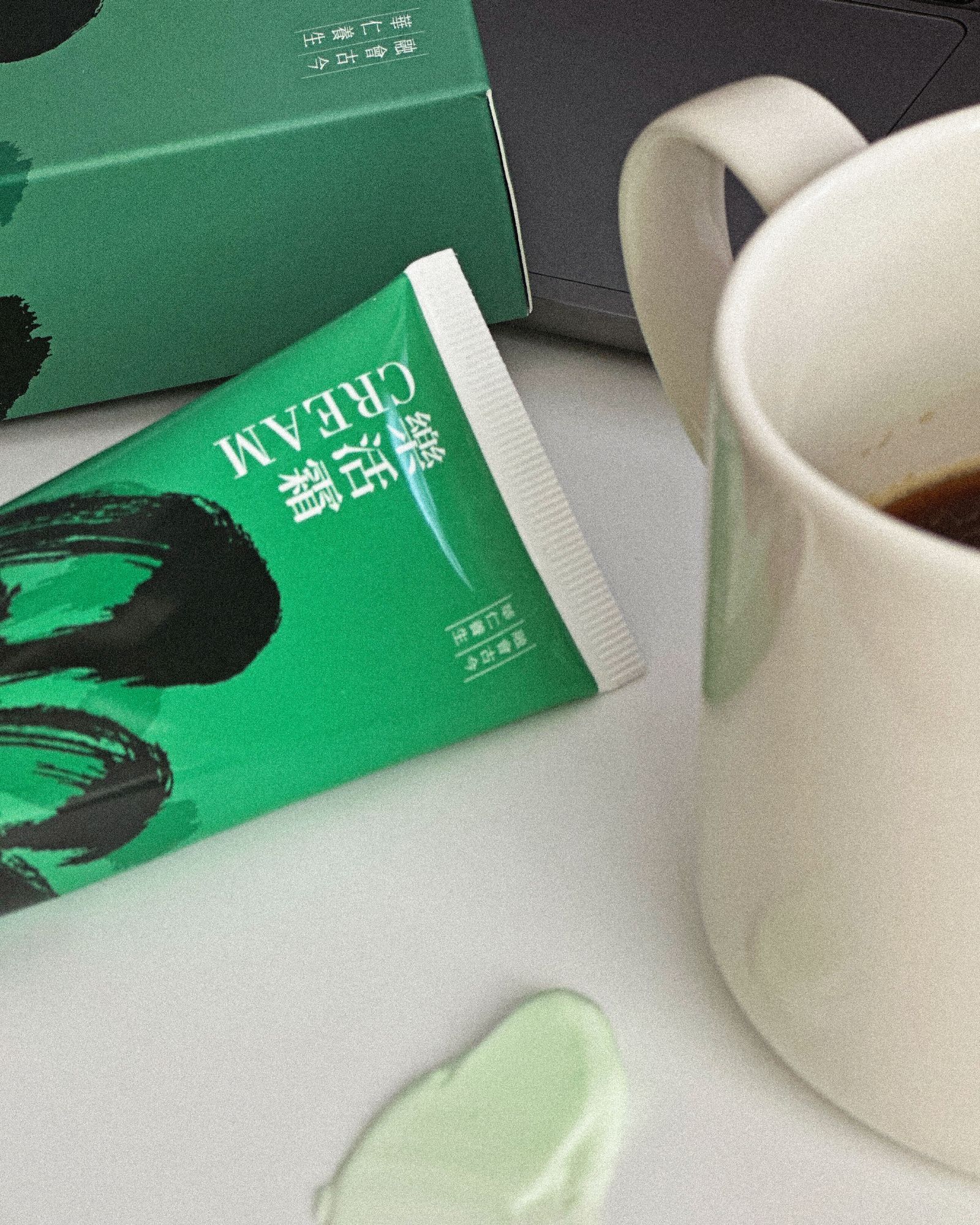 辦公桌上的金太武樂活霜與咖啡