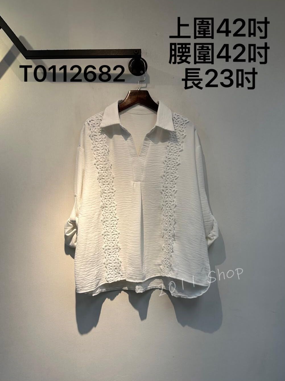 翻領暗紋拼鏤空花邊TOP  上圍42吋 腰圍42吋 長23吋  T0112682