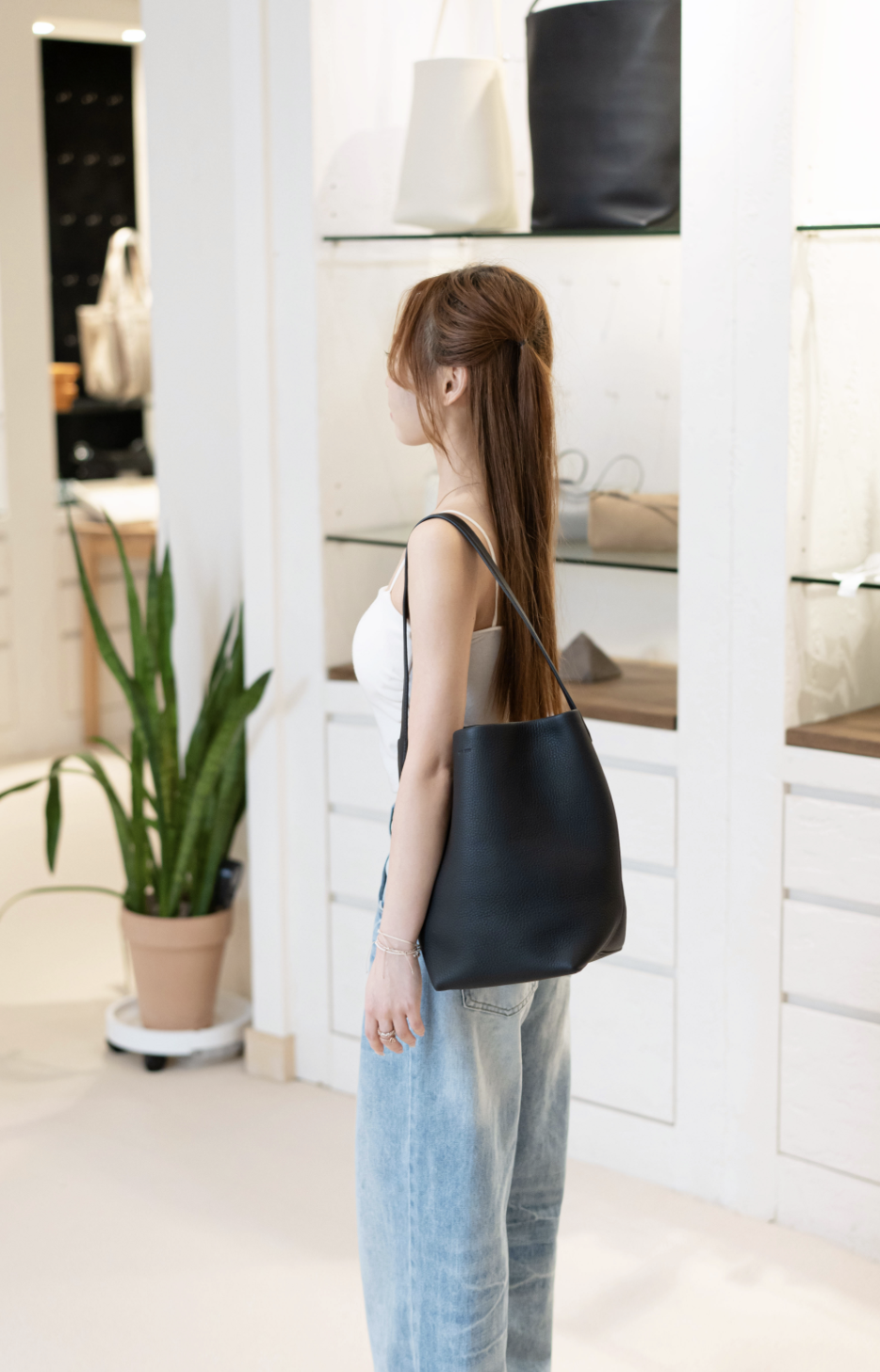 The Row Park Medium Tote Bag in Suede 黑色 荔枝皮