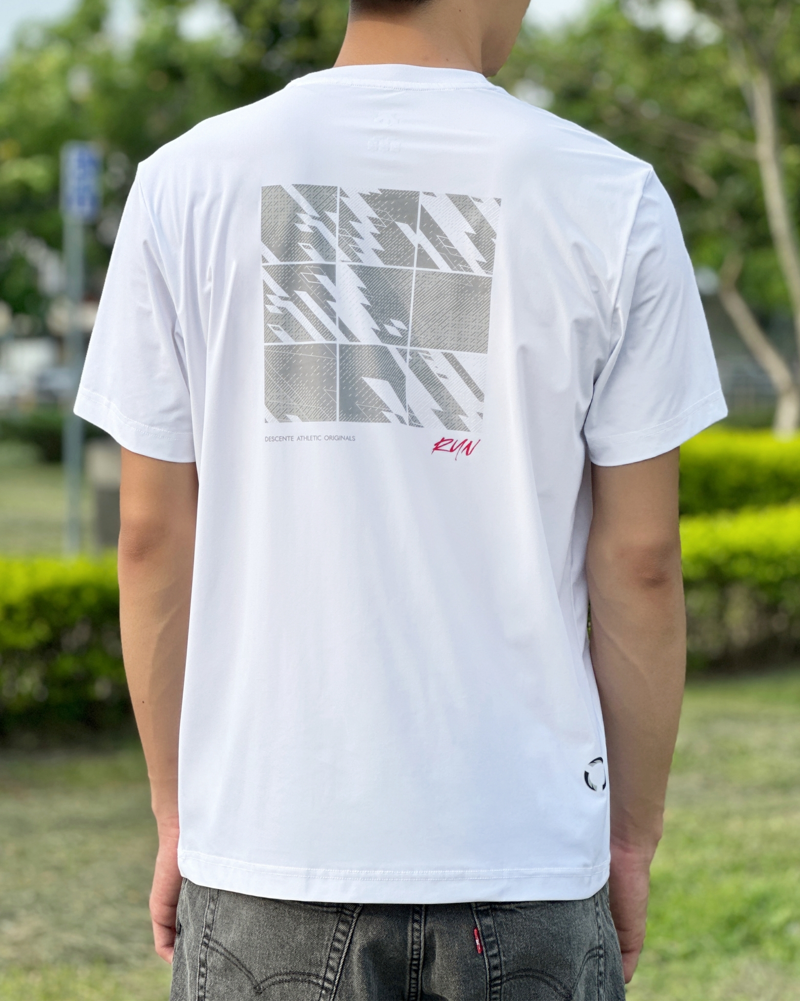 Descente 迪桑特 背後紅Run 短袖上衣 短T
