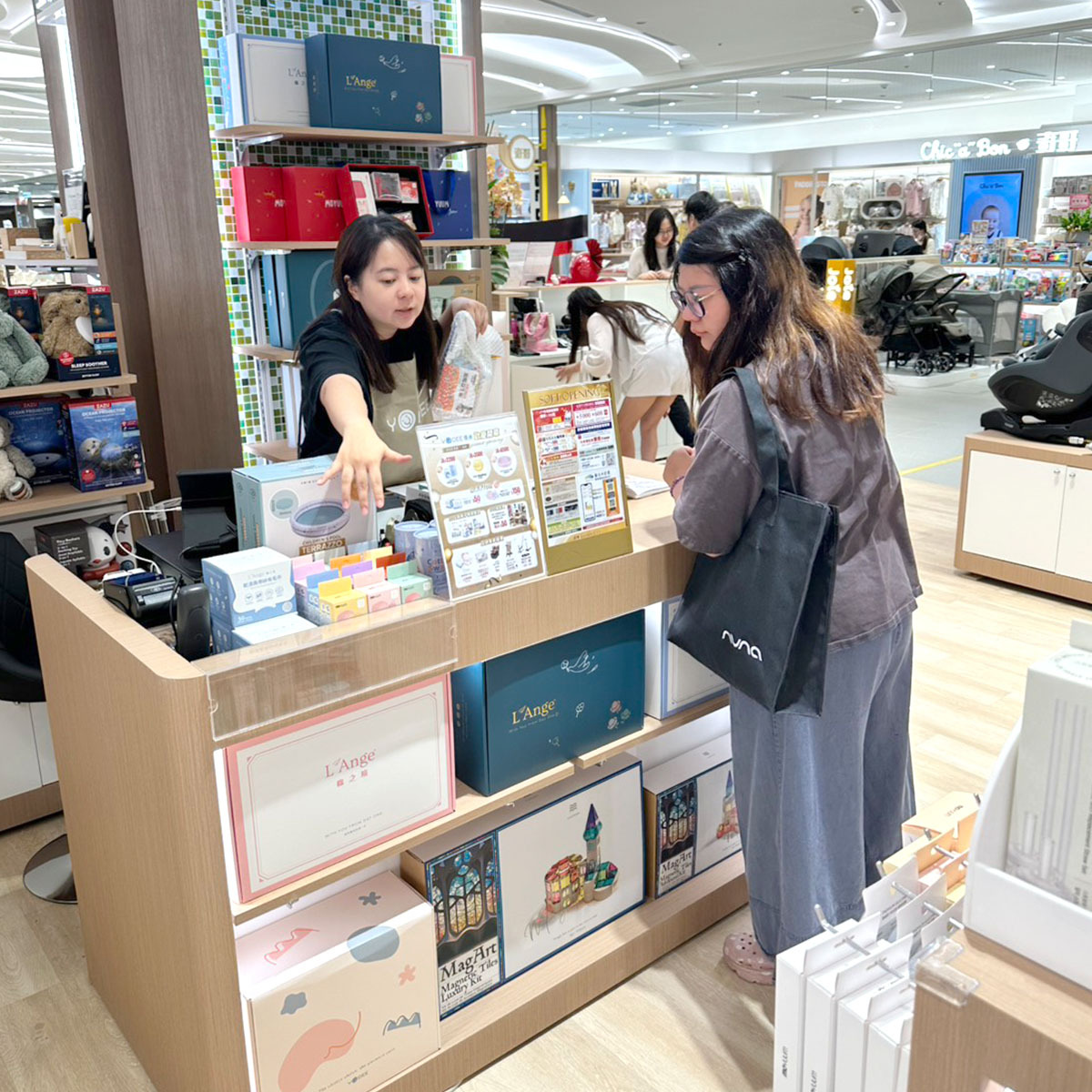 優迪遠東 Garden City 專櫃商品陳列區