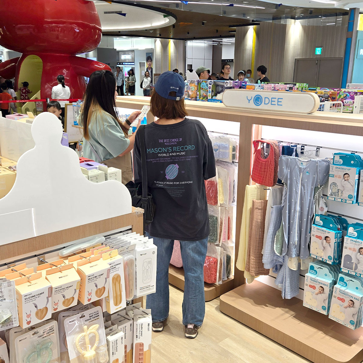 優迪遠東 Garden City 專櫃服務顧問為顧客介紹商品