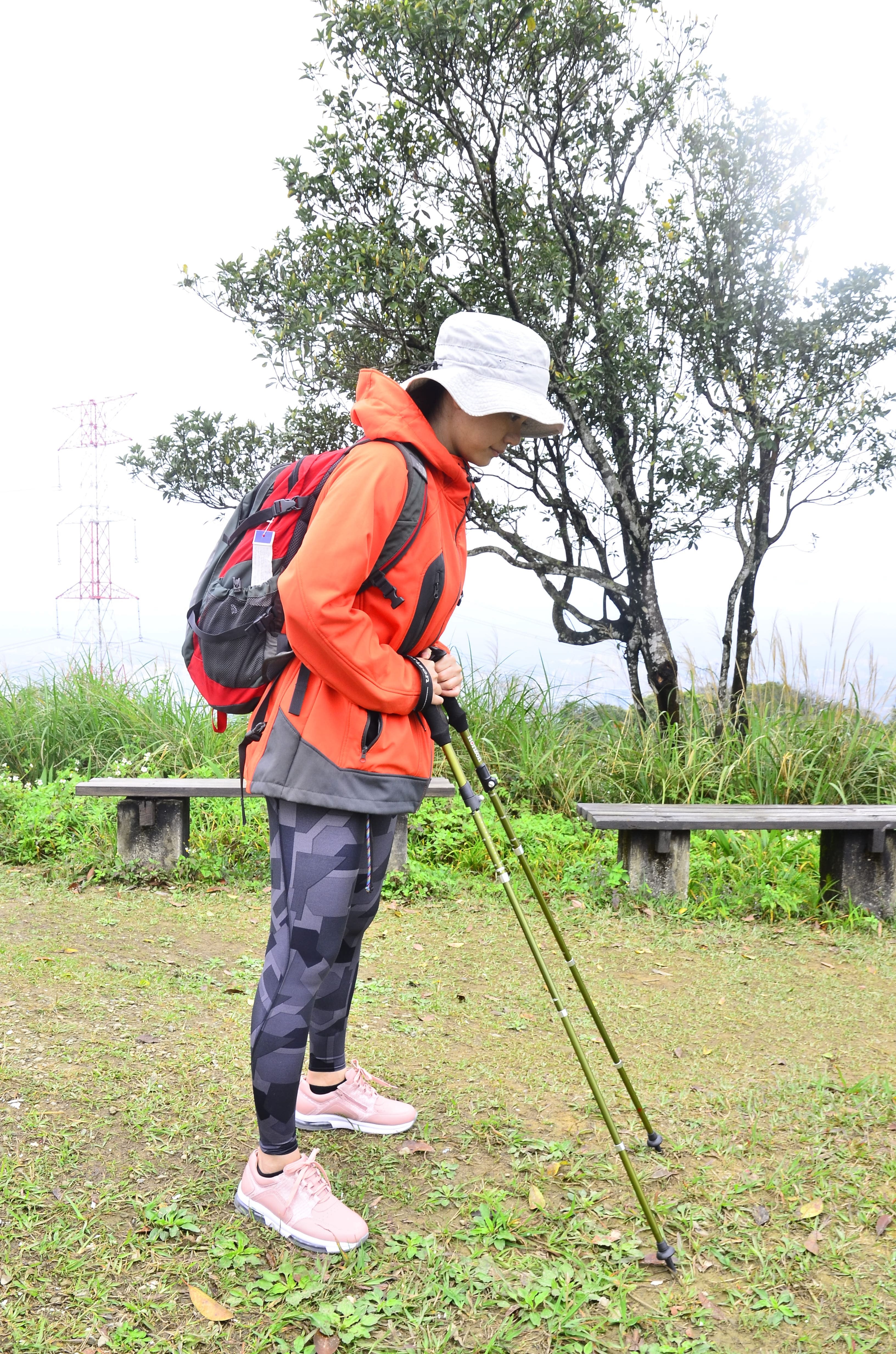 將兩支登山杖頂住雙腳前方的路線,與自己呈一個三角形,兩支登山杖的握把處頂在腹部的位置