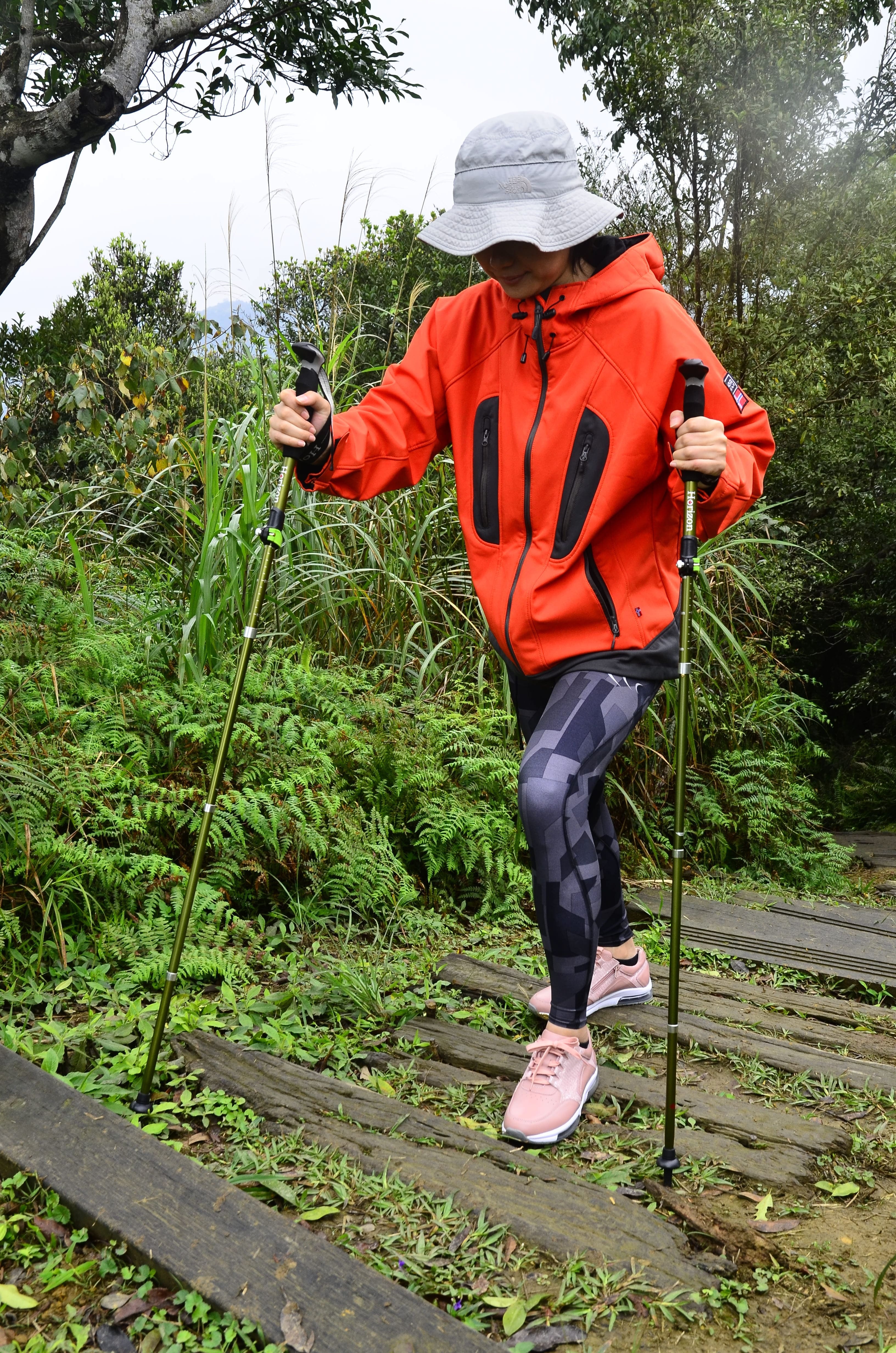 上坡時可將登山杖的長度調短,或是將手穿過腕帶後,握住握柄較下方的位置,如不是太陡的坡,可不用特別調整登山杖長度。