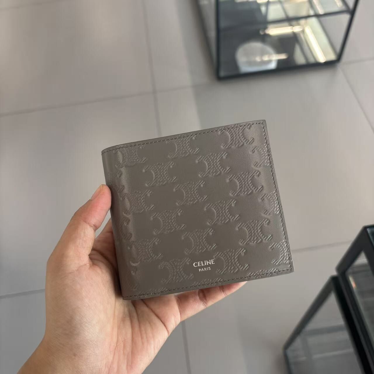 【預購】Celine S082507 Triomphe Embossed 壓花雙摺銀包 (銀灰色)