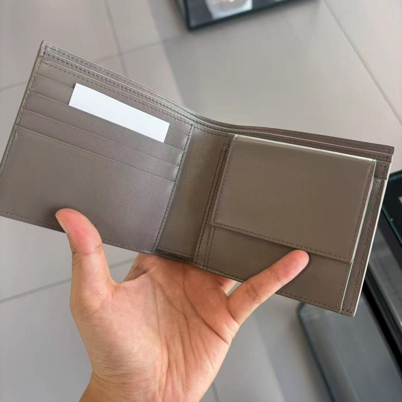【預購】Celine S082507 Triomphe Embossed 壓花雙摺銀包 (銀灰色)