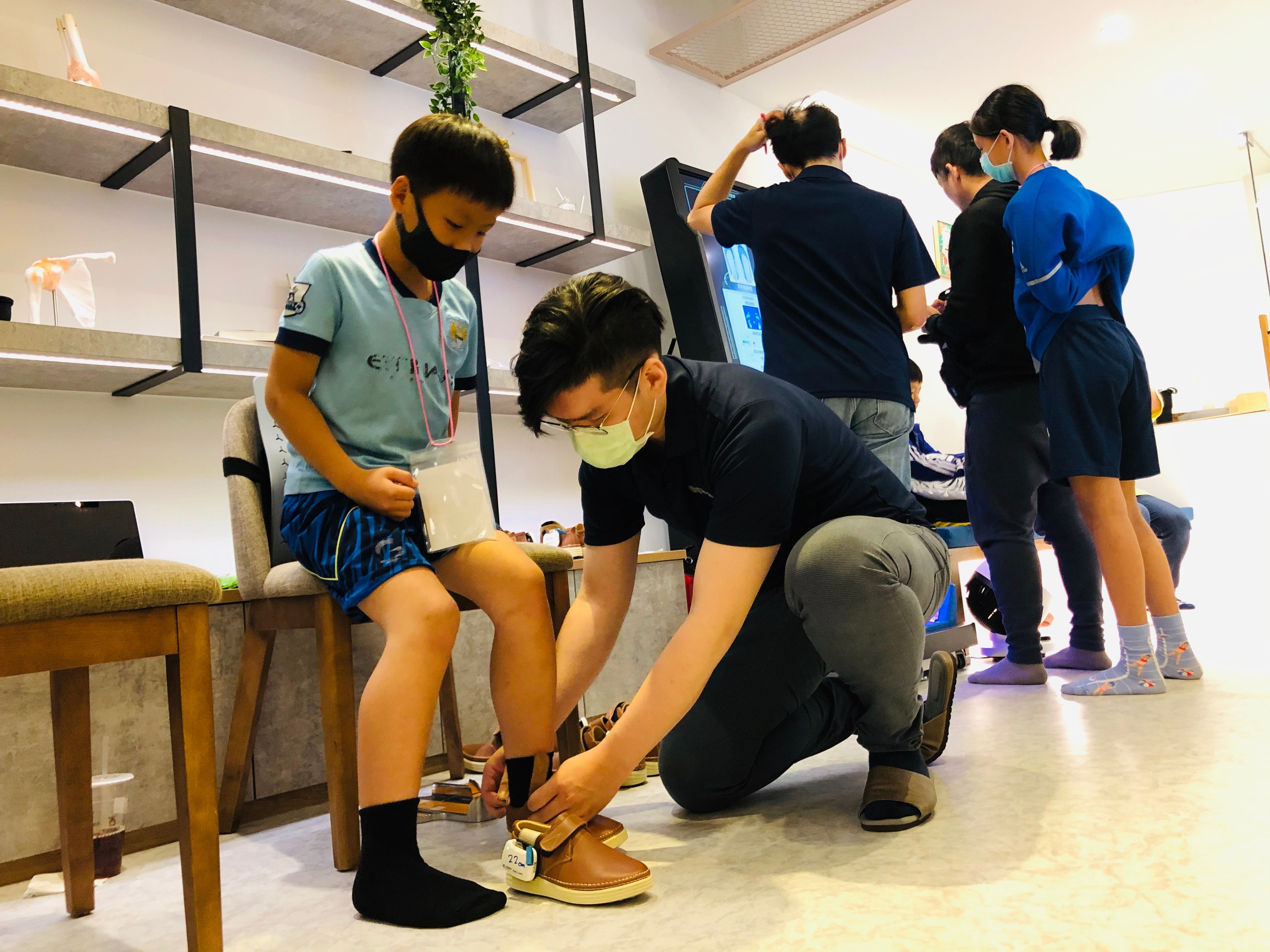 「兒童版動態足壓量測」不只有尺寸縮小，感應器也變多，精度提升，可以了解到小朋友真實行走的情況下，是否呈現出內偏、外偏等步態並加以判別。