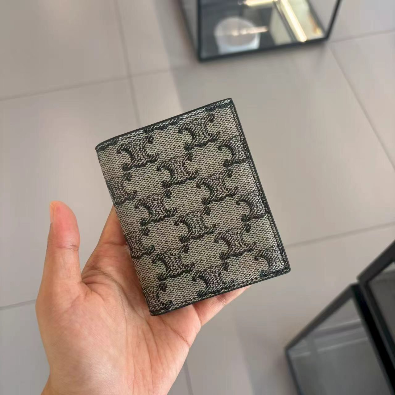 【預購】Celine S082509 Triomphe Canvas 印花豎款對開卡片夾