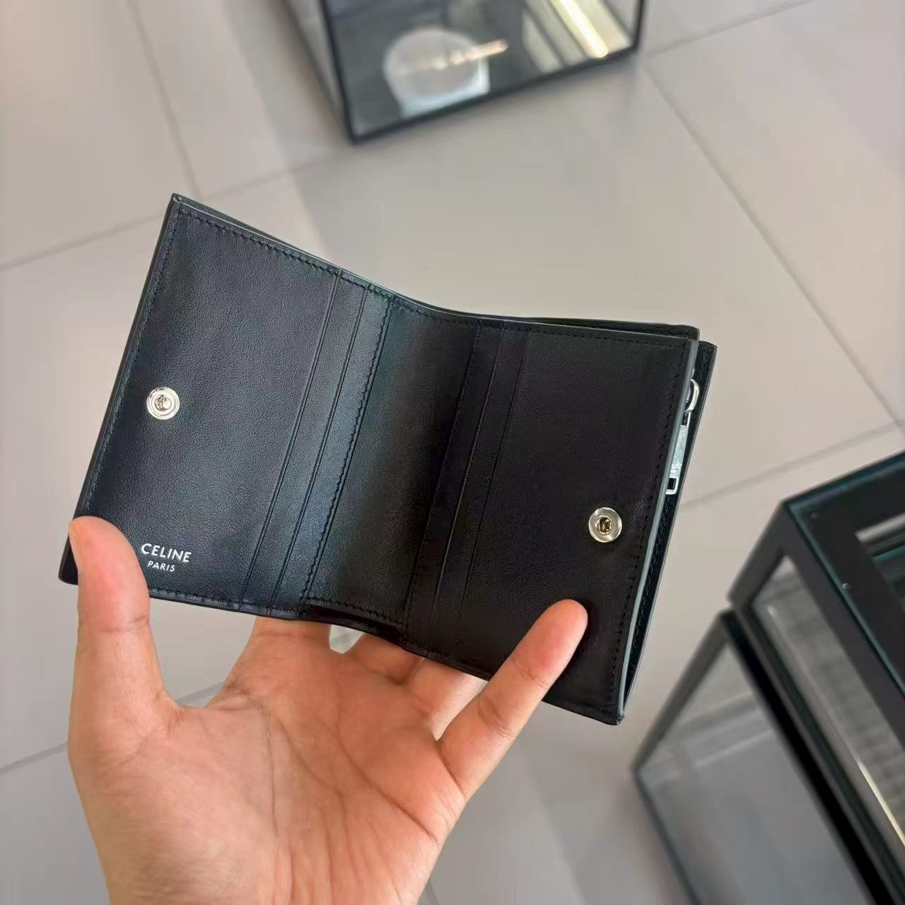 【預購】Celine S082509 Triomphe Canvas 印花豎款對開卡片夾