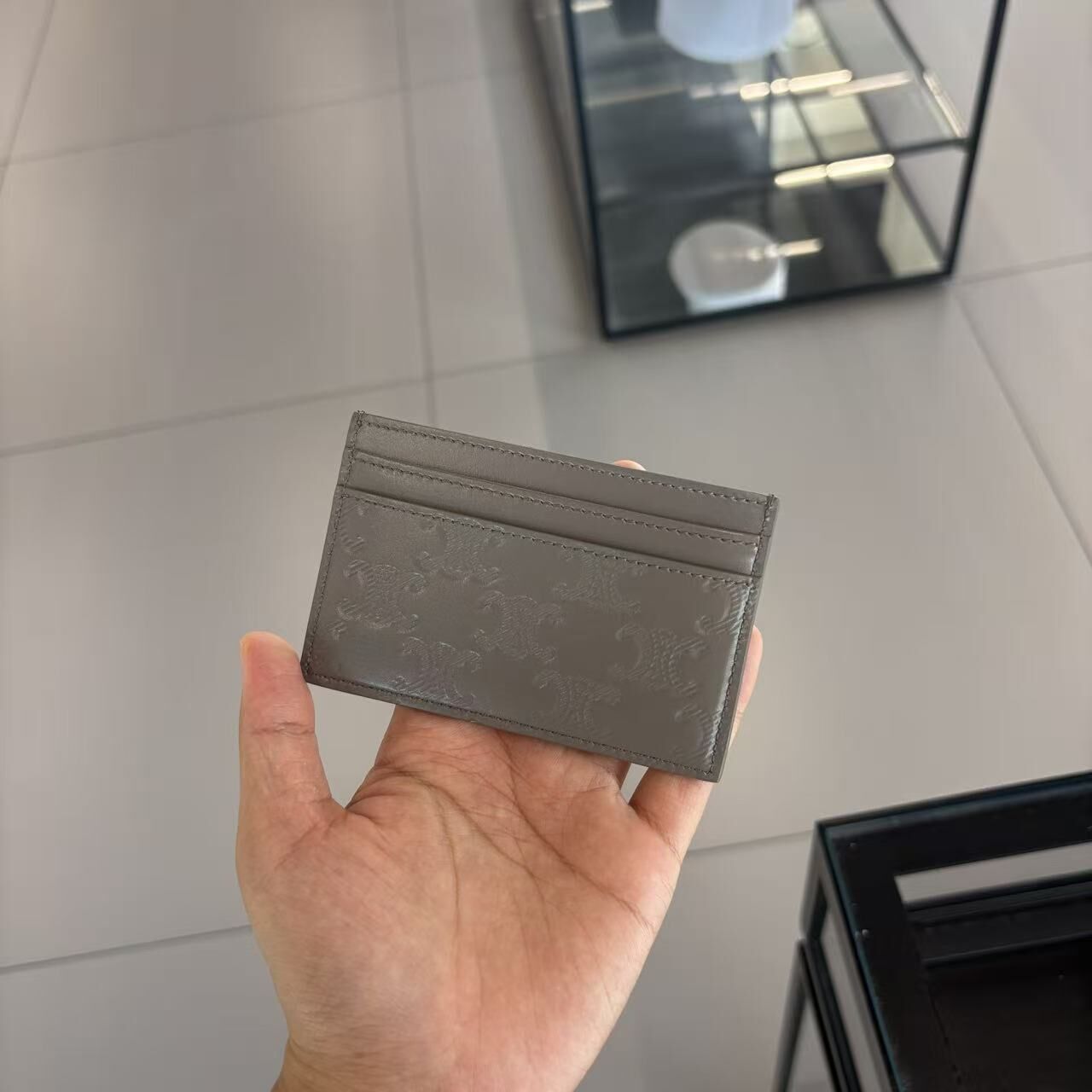【預購】Celine S082510 Triomphe Embossed 壓花卡片套 (銀灰色)