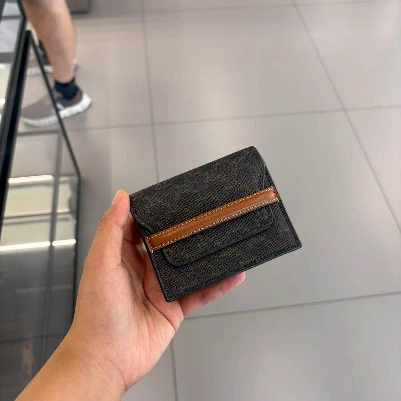 【預購】Celine S082511 Canvas 老花翻蓋雙層卡包