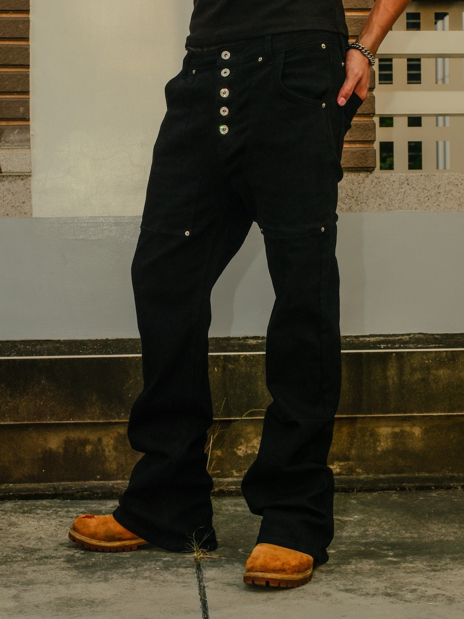 ATONE STUDIO 皇家刺繡Logo 直筒微喇叭褲 鑽釦金屬釦 OUTLAW JEANS
