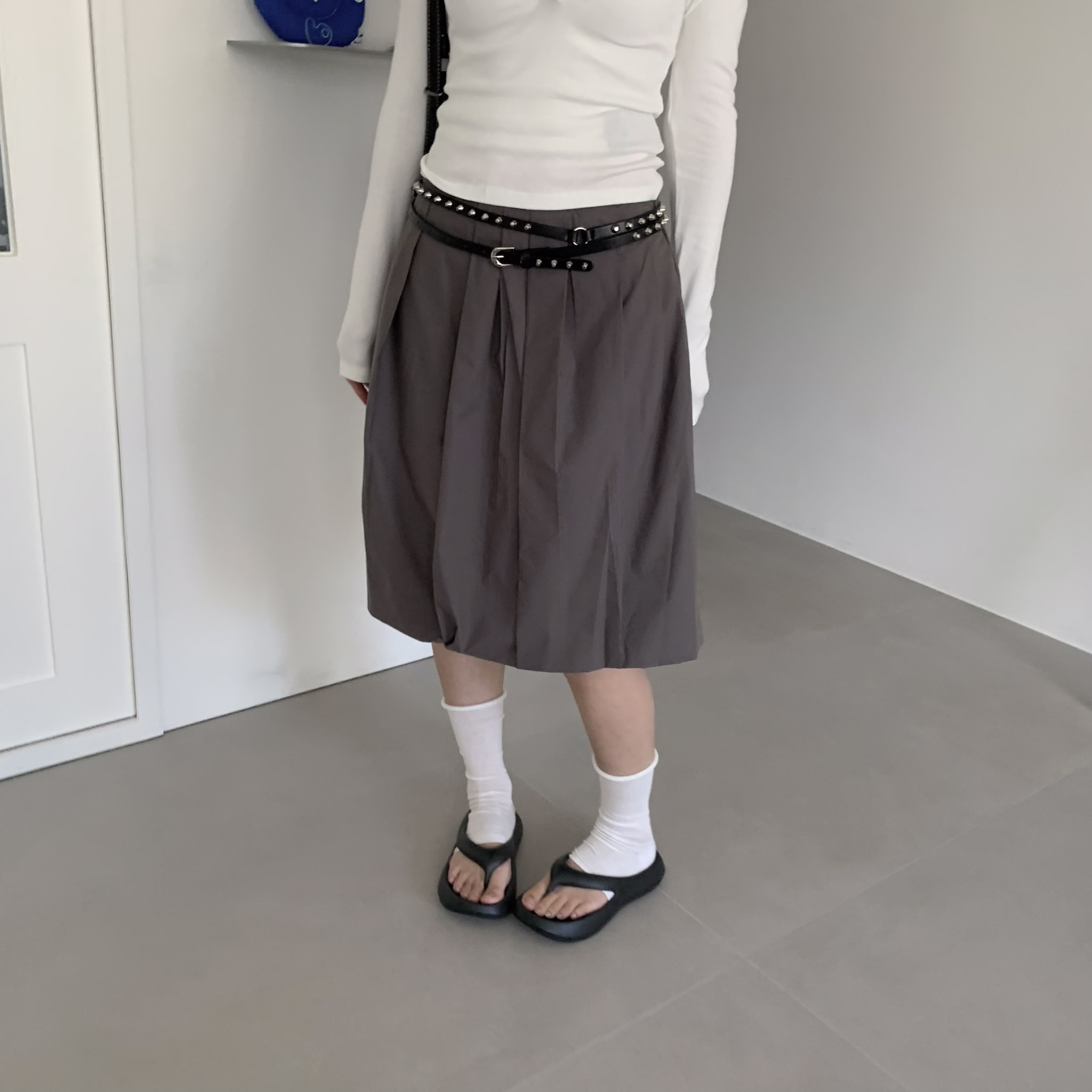 ISA_摩登時髦 高智感剪裁前壓褶挺版五分裙_65002