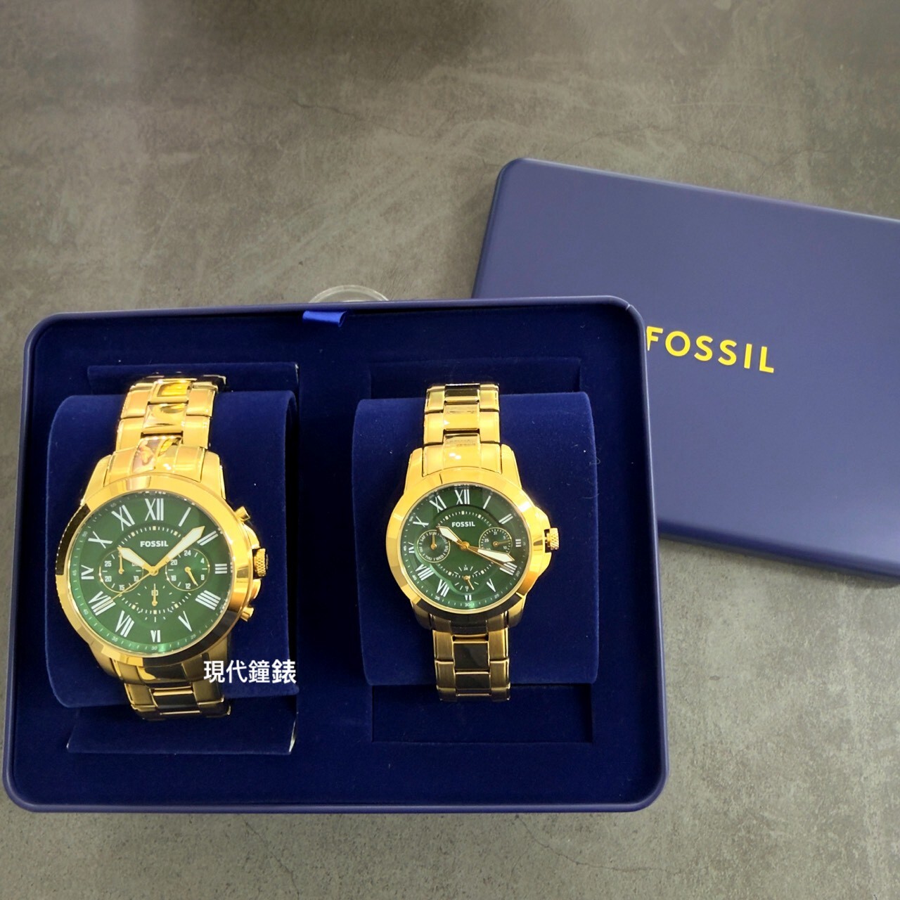 【FOSSIL】Grant 經典圓形金殼綠面羅馬字三眼對錶禮盒組FS6201SET 42/38mm 現代鐘錶