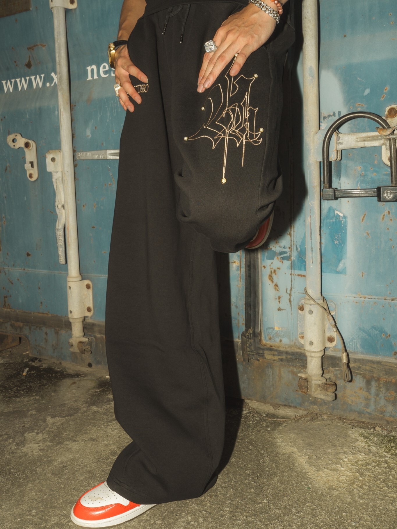 ATONE STUDIO 新版珍珠刺繡皇家Logo 空氣棉長褲 “PEARL LOGO” SWEATPANTS