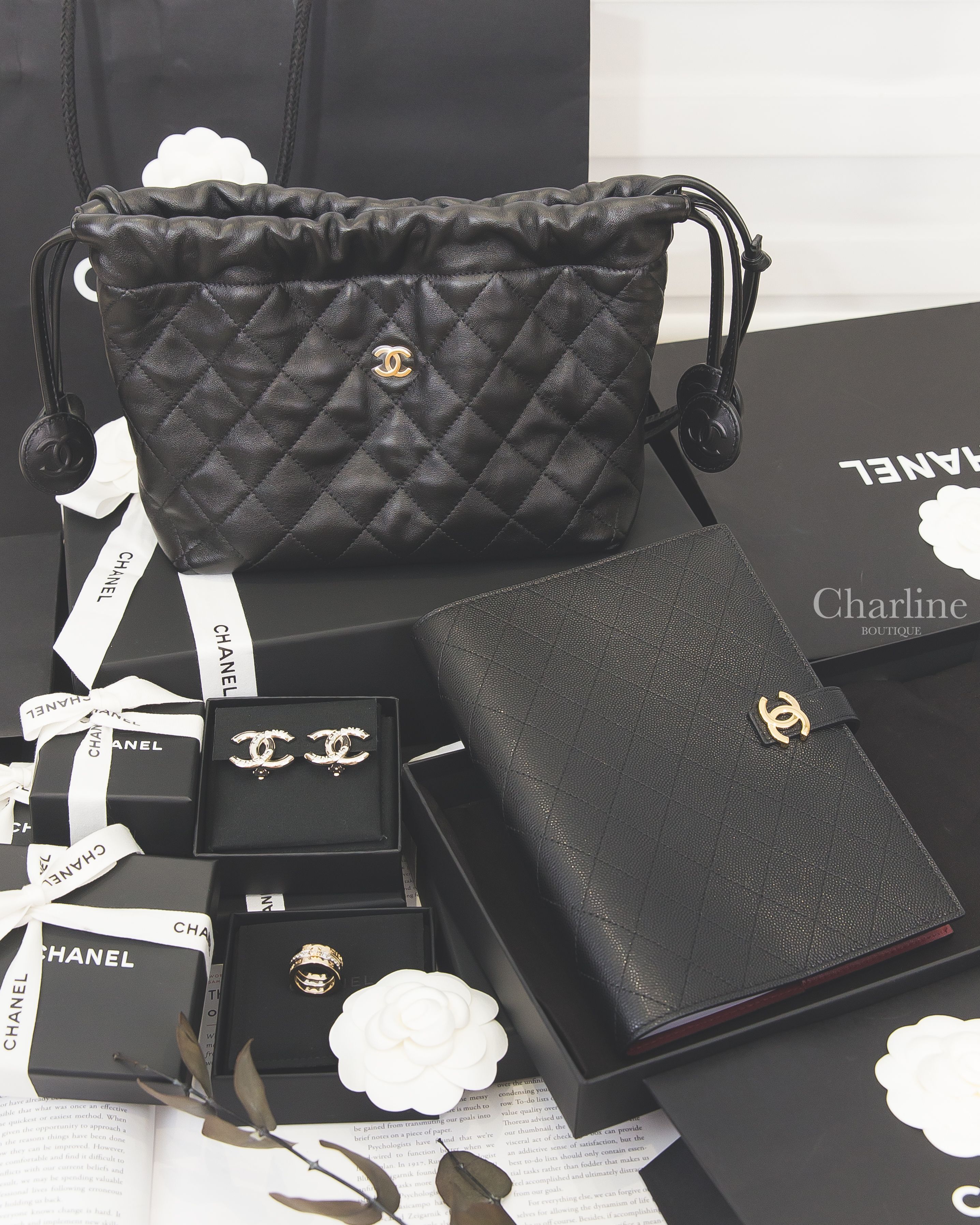 Chanel 金色字母CC/銀色水鑽立體金CC戒指三件組,Chanel 黑色金CC菱格紋含內頁筆記本,Chanel Clutch 黑色金CC黑CC圓牌/金色鑰匙圈羊皮菱格紋束口包-Charline Boutique 精品代購