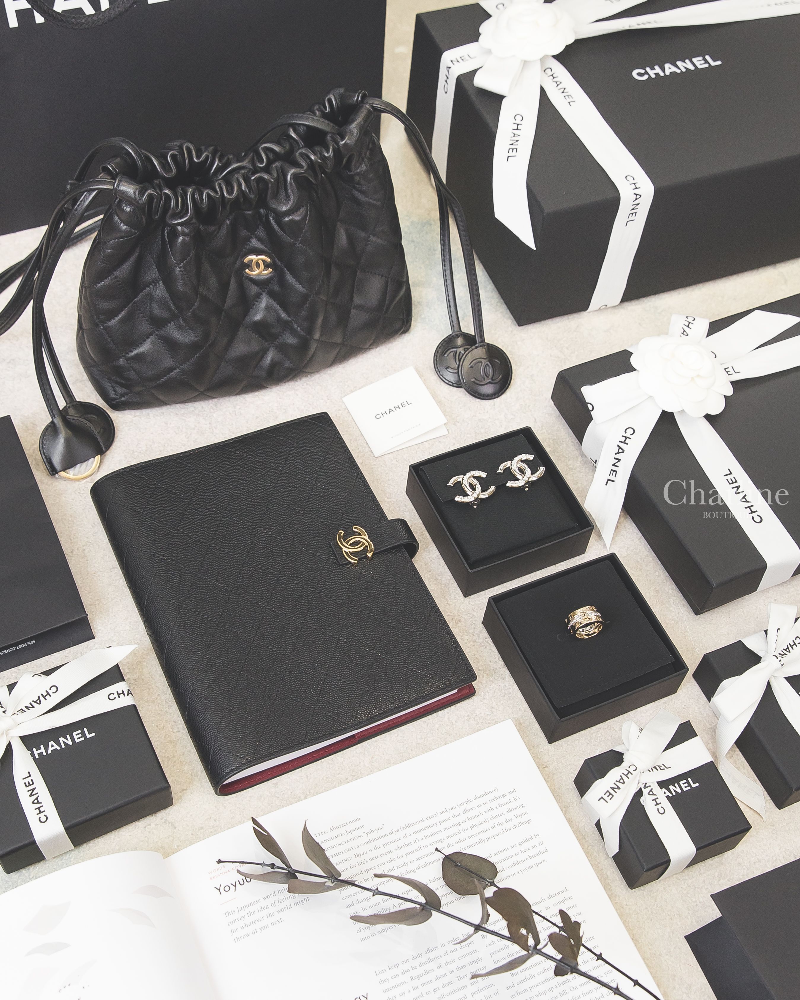 Chanel 金色字母CC/銀色水鑽立體金CC戒指三件組,Chanel 黑色金CC菱格紋含內頁筆記本,Chanel Clutch 黑色金CC黑CC圓牌/金色鑰匙圈羊皮菱格紋束口包-Charline Boutique 精品代購