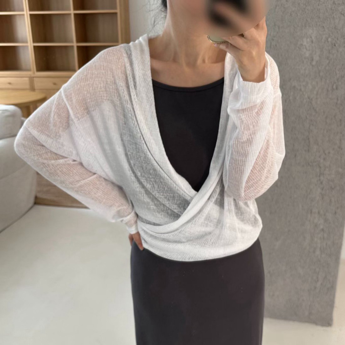經典黑白色系微透感交疊V領綁帶罩衫 / 2色