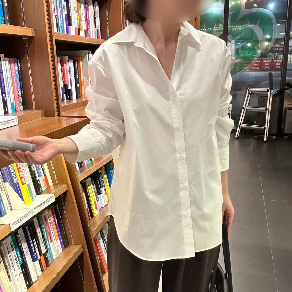 經典素面修身中長版翻領排釦襯衫 / 3色