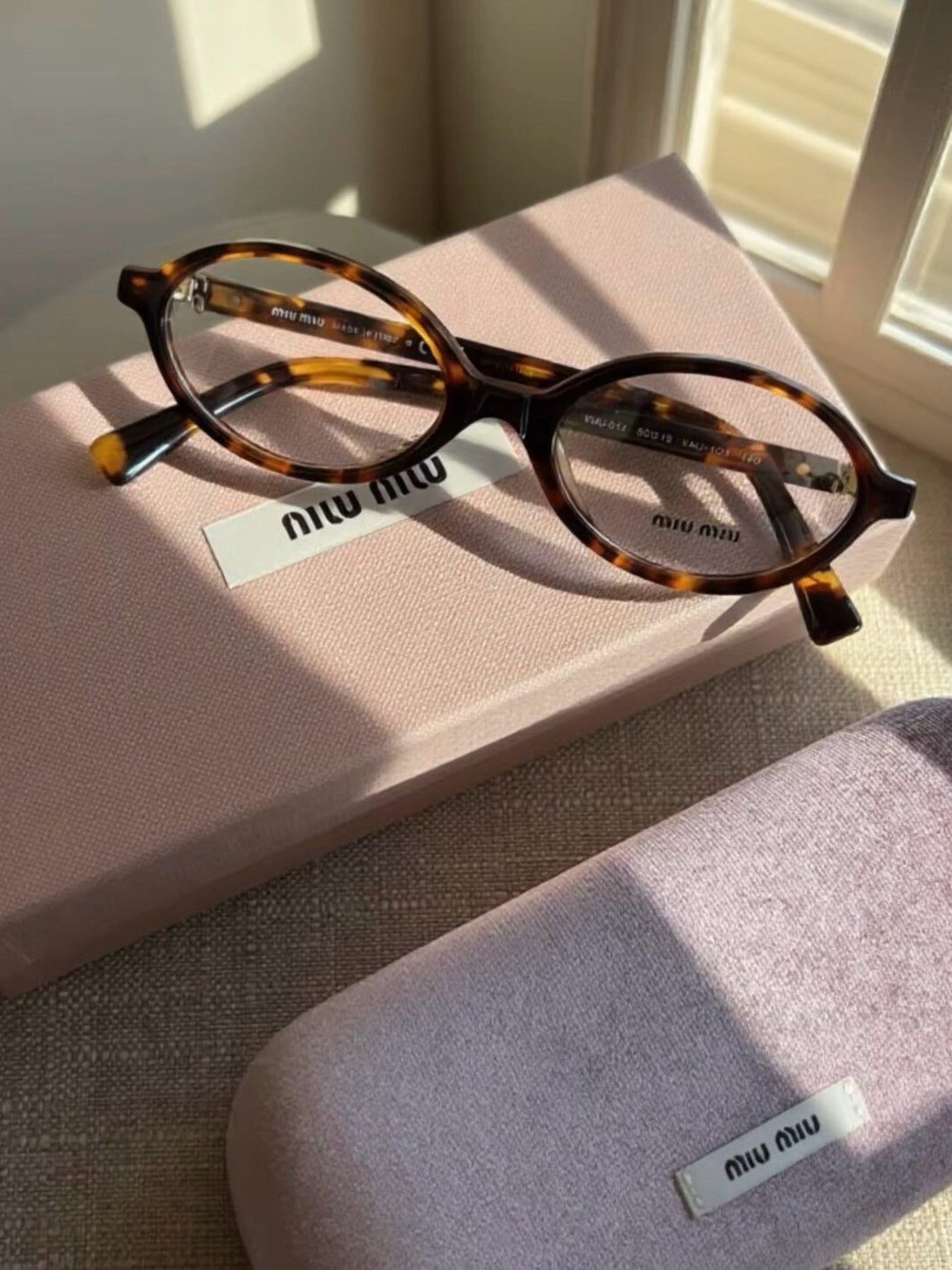 Miu Miu tortoiseshell-colored non-prescription glasses with side logo, nearly 50% off, suitable for both men and women.