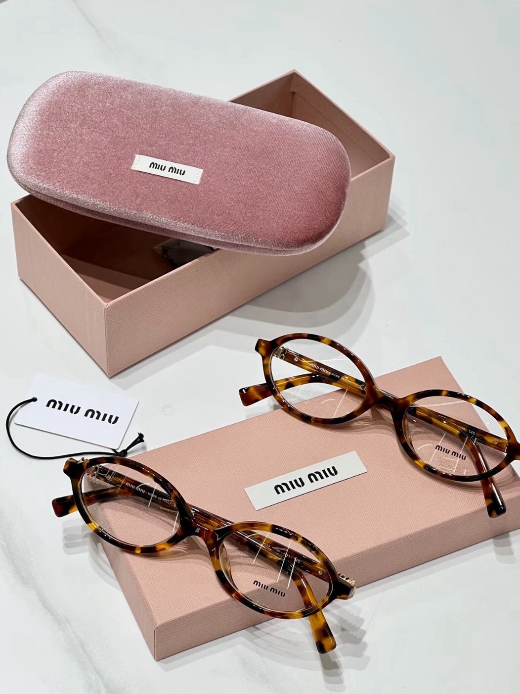 Miu Miu tortoiseshell-colored non-prescription glasses with side logo, nearly 50% off, suitable for both men and women.
