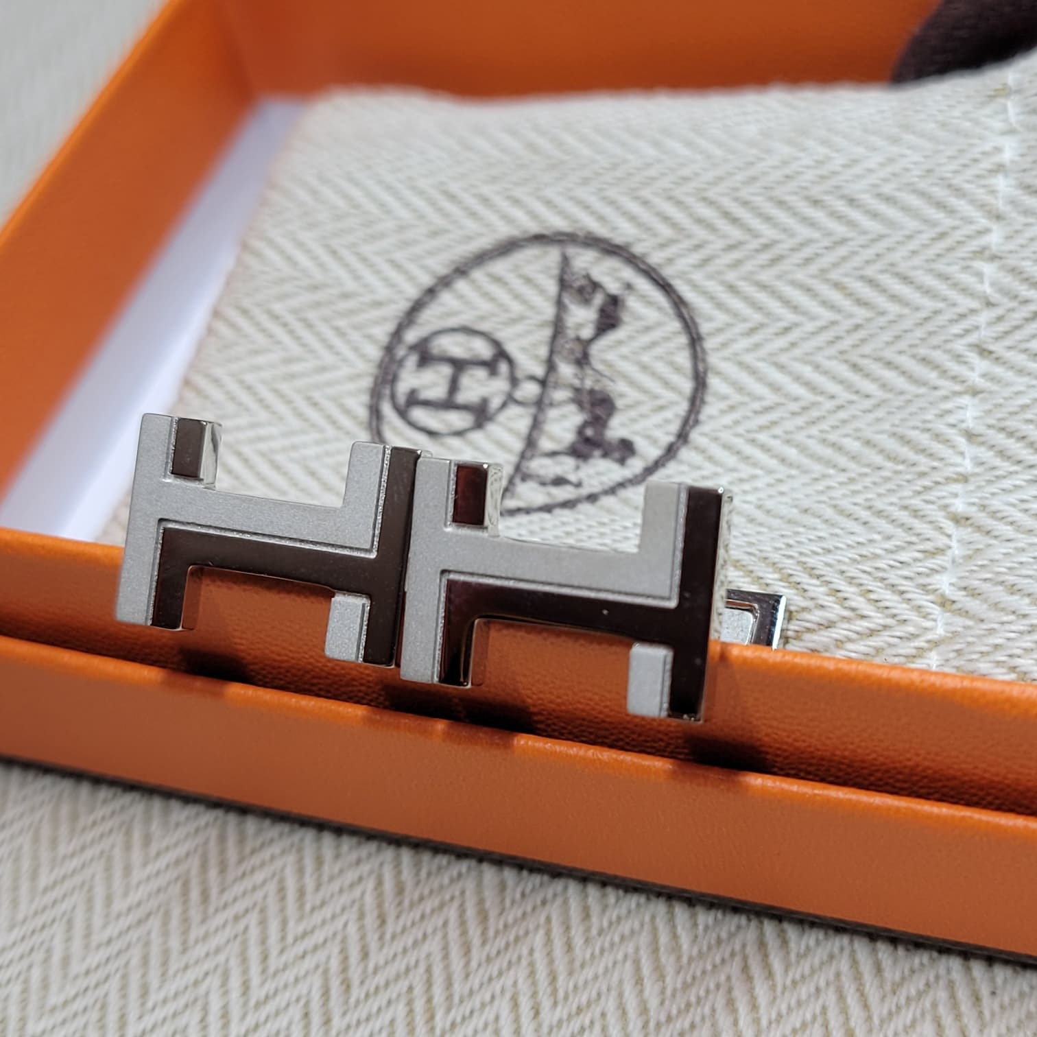 Hermes H Au Carrie cufflinks silver