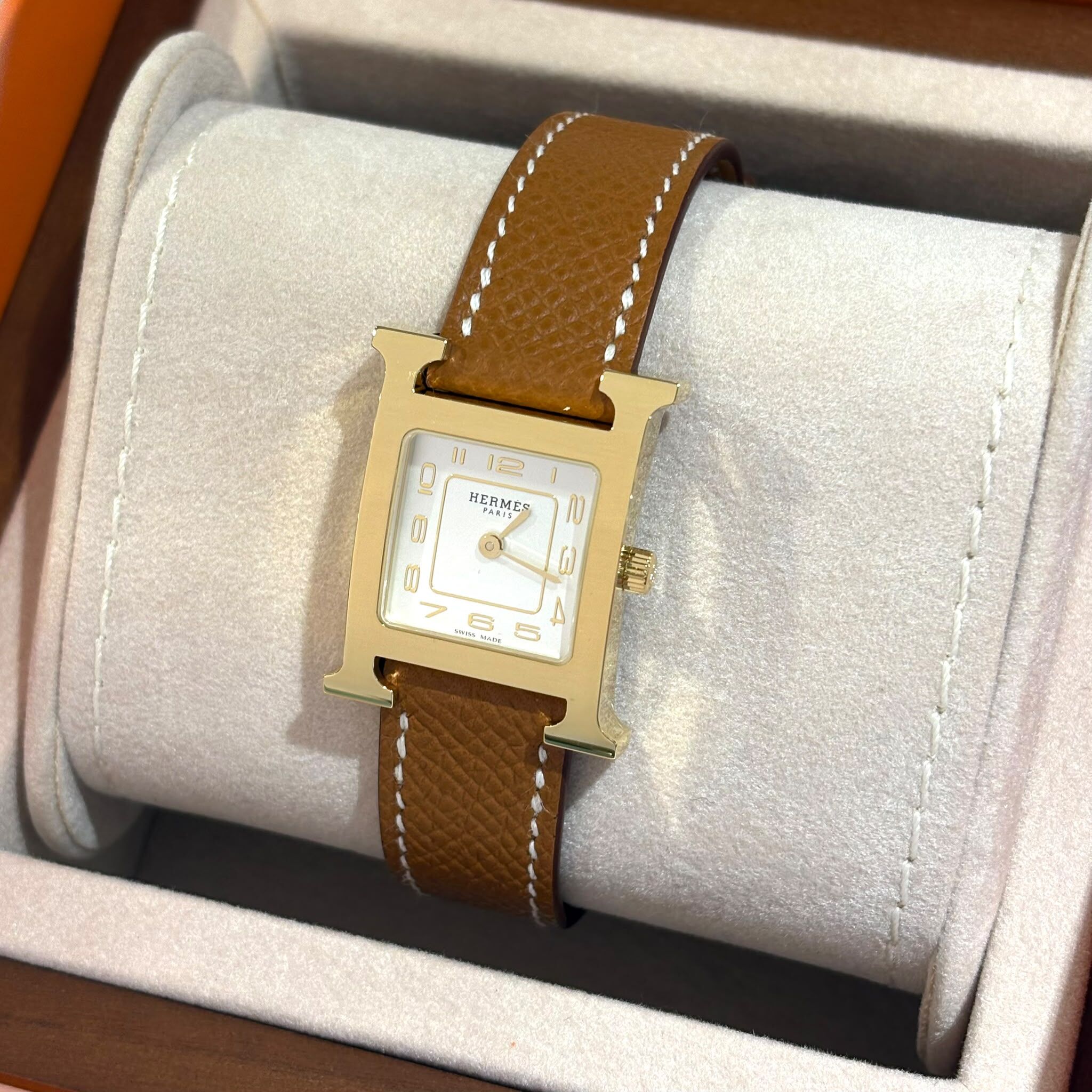 全新HERMES手錶 W404380WW00 25mm 金棕色錶帶拼白面 Heure H watch, Small model,  #BRAND NEW #香榭站正品