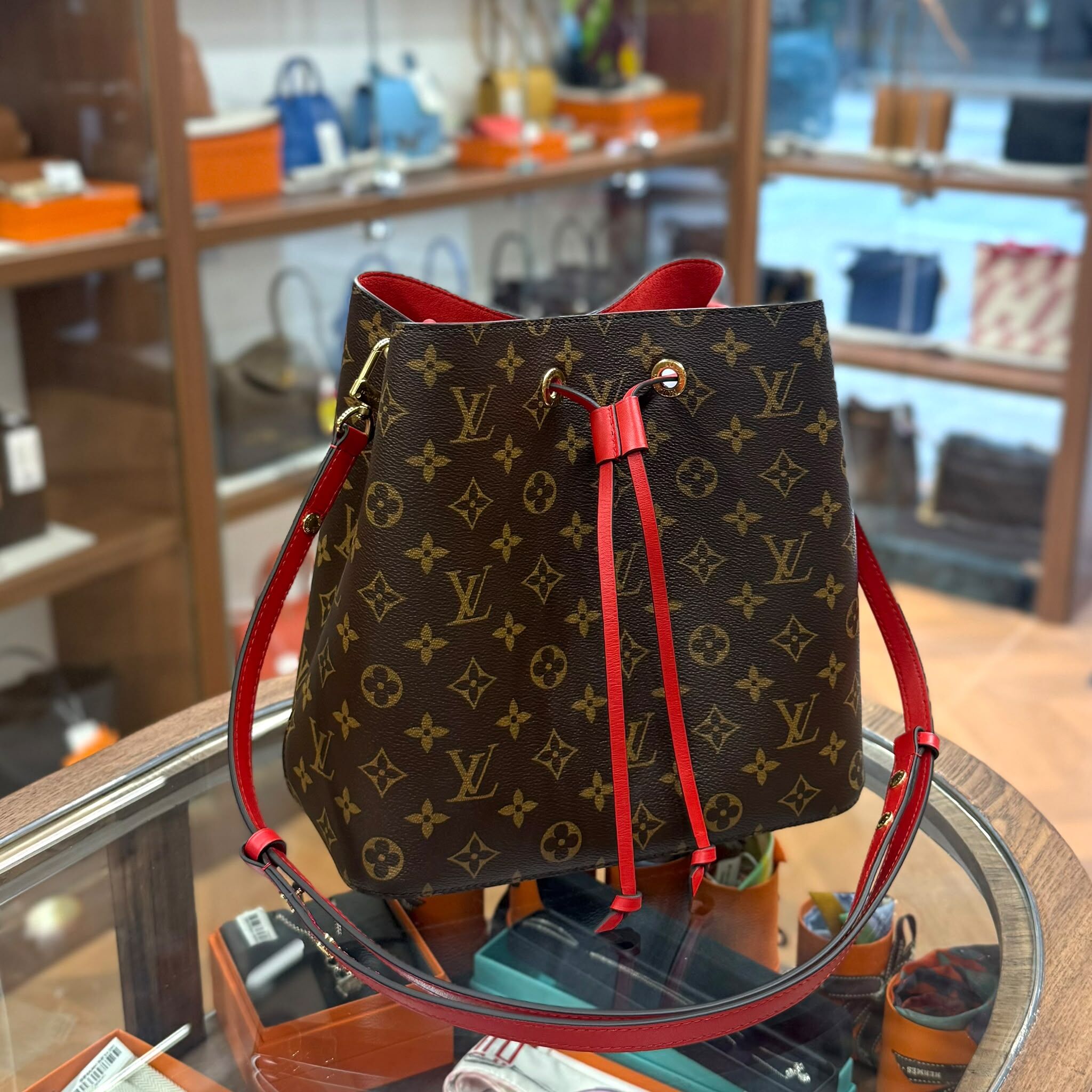 限時特價,閑置品,LV水桶袋 NEONOE MM MONOGRAM帆布 啡色/紅色 M44021 MI3230