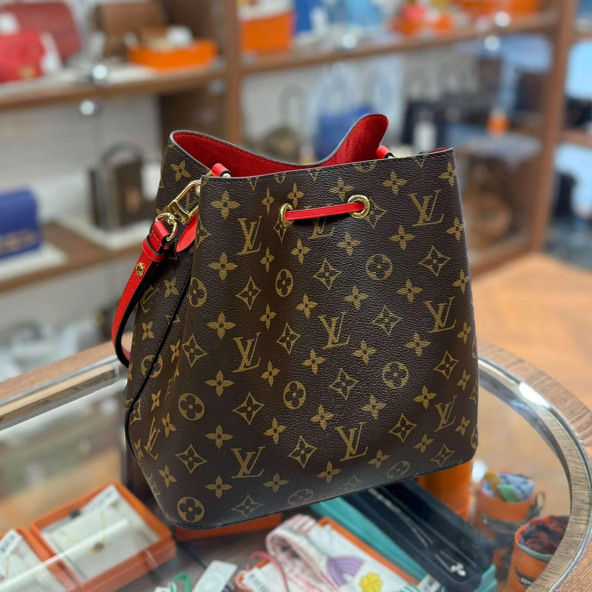 限時特價,閑置品,LV水桶袋 NEONOE MM MONOGRAM帆布 啡色/紅色 M44021 MI3230