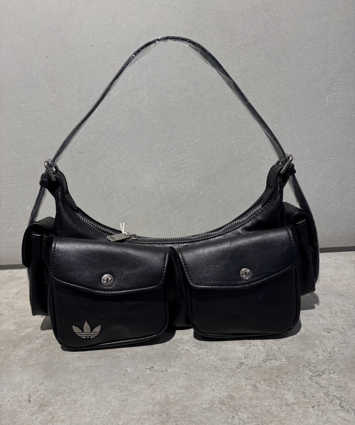 【Luxury】 國外限定 ADIDAS 小香風 超帥機車包 三葉草 多功能收納 大容量 KW4748 全黑 黑色 口袋包 金屬LOGO 單肩包 手提包  愛迪達 手提肩背