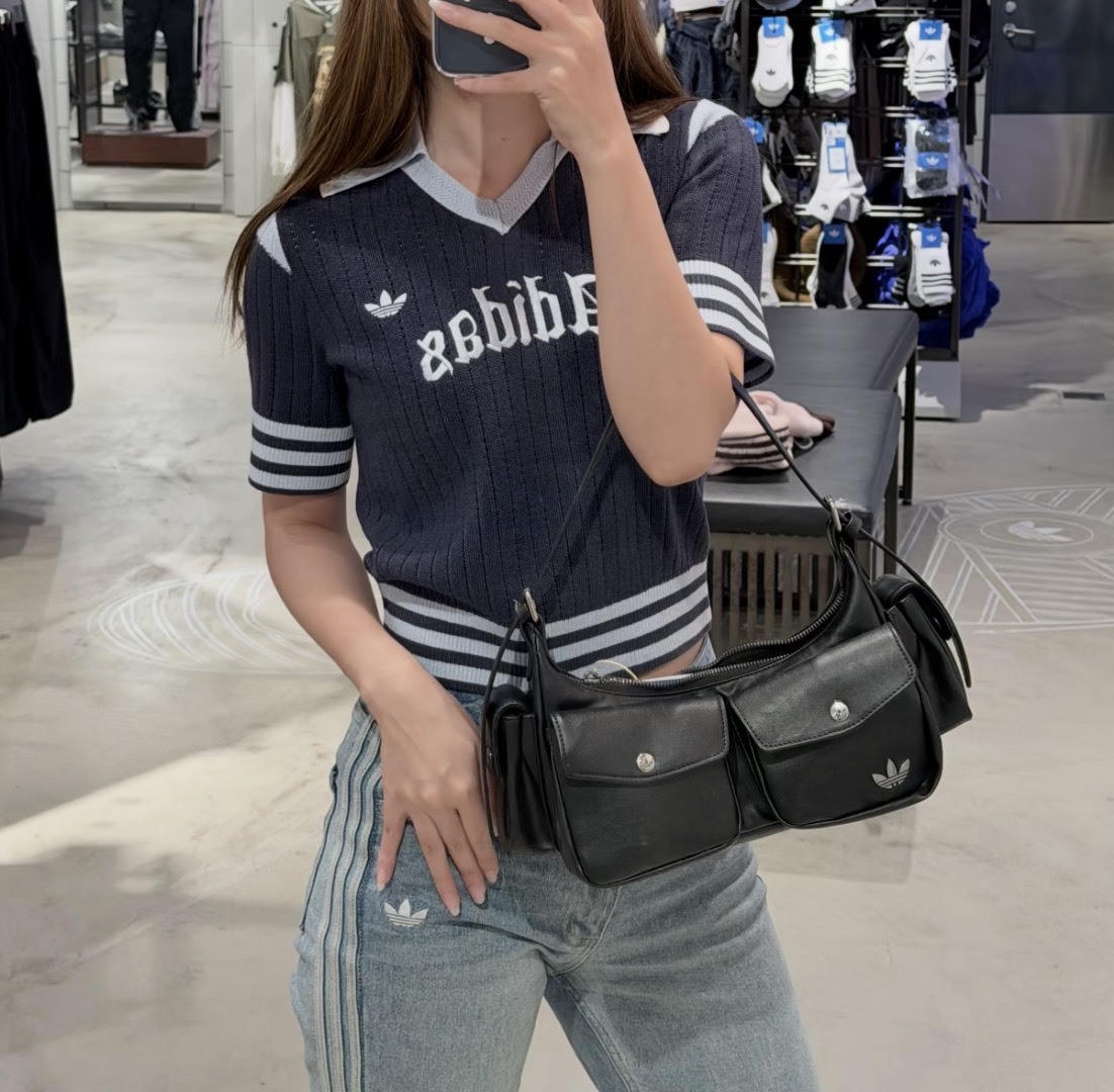 【Luxury】 國外限定 ADIDAS 小香風 超帥機車包 三葉草 多功能收納 大容量 KW4748 全黑 黑色 口袋包 金屬LOGO 單肩包 手提包  愛迪達 手提肩背