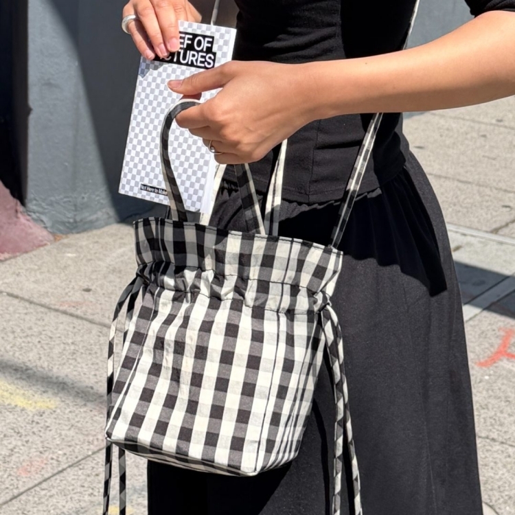 美國 BAGGU 尼龍束口手提斜背包 格紋 黑白