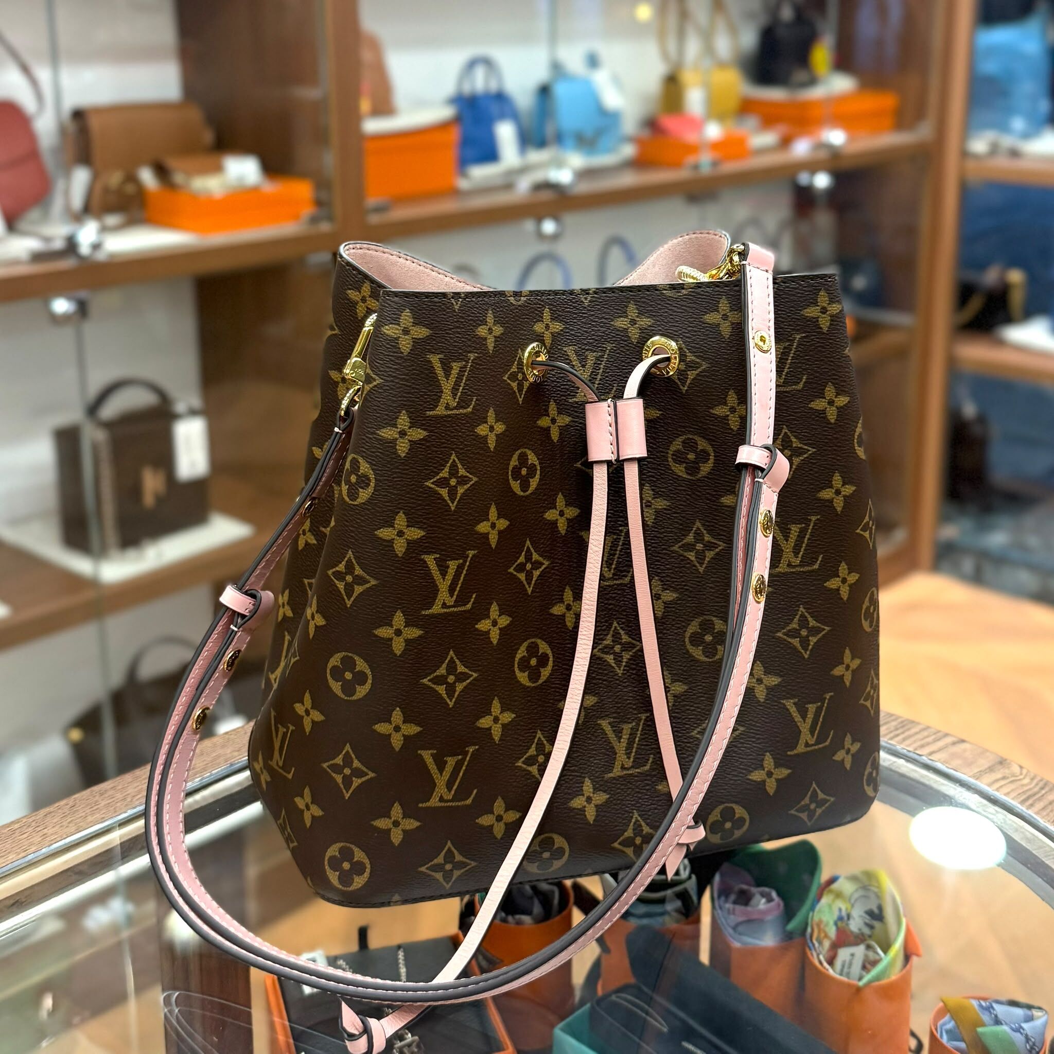 限時特價,閑置品,LV水桶袋 NEONOE MM MONOGRAM帆布 啡色/粉色 M44021 MI1169