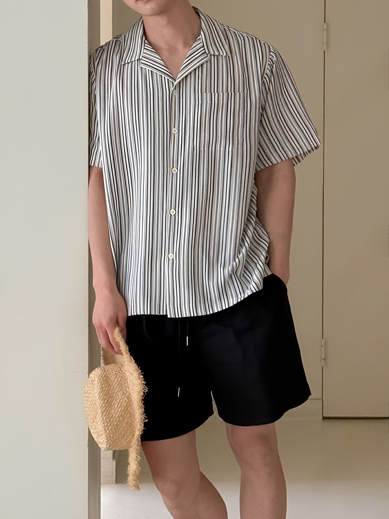 男款直條紋襯衫側身站姿比例示範 THankus