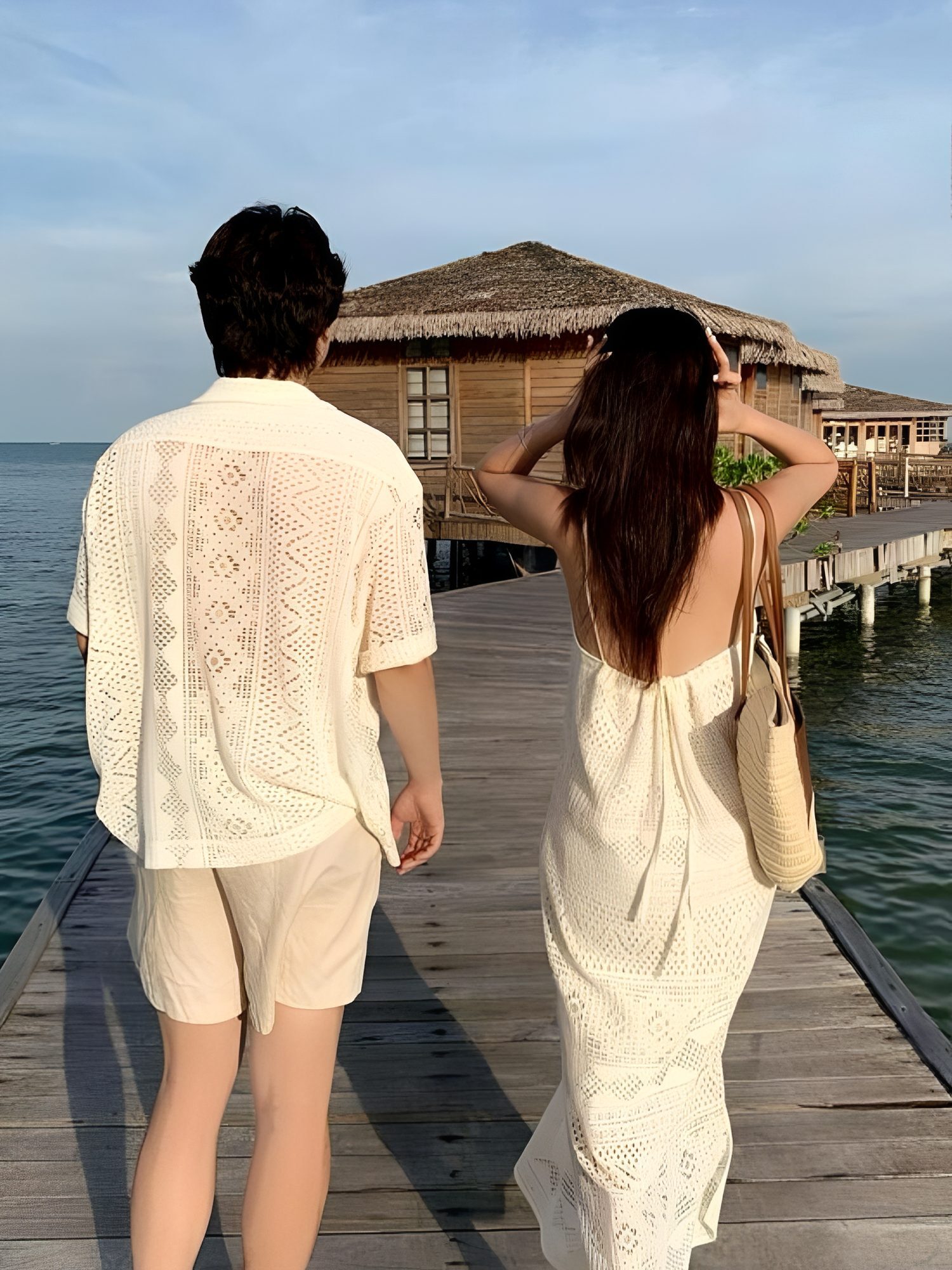 韓系情侶裝海景背影穿搭 THankus