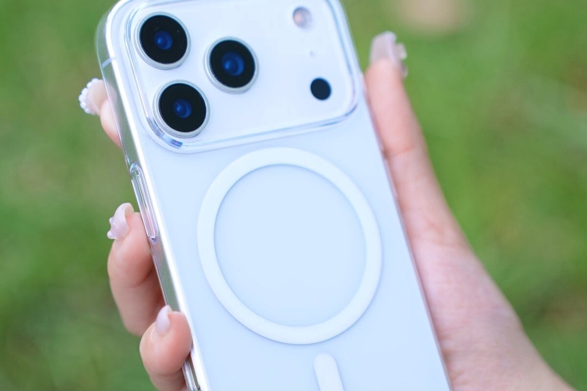 手持透明零手感 Lite Case 的 iPhone，殼身高度通透，背景為草地