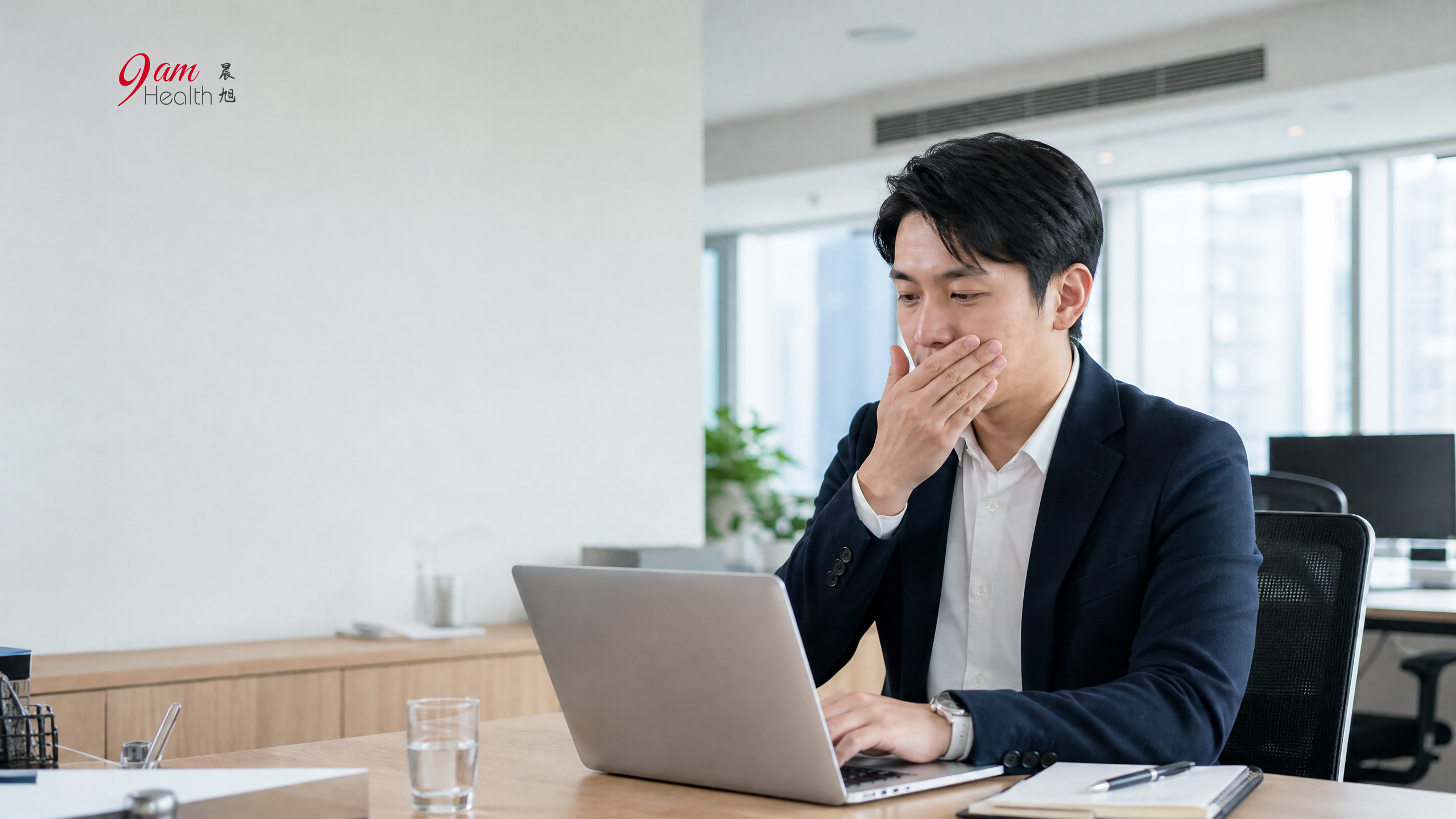 辦公室上班族因冷氣乾燥與轉季引起喉嚨痕癢與乾咳的情境生活照