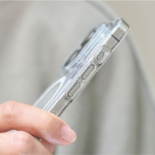 手持透明零手感 Lite Case 的 iPhone 側面，殼壁極薄，側邊按鍵開孔清晰可見
