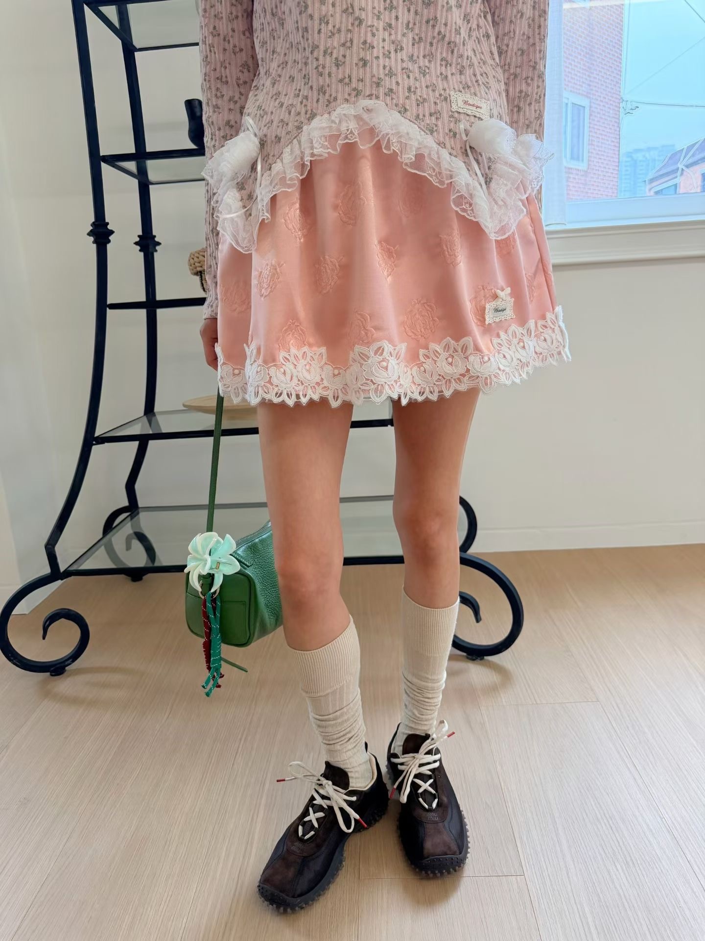 花朵緞面蕾絲標籤短裙